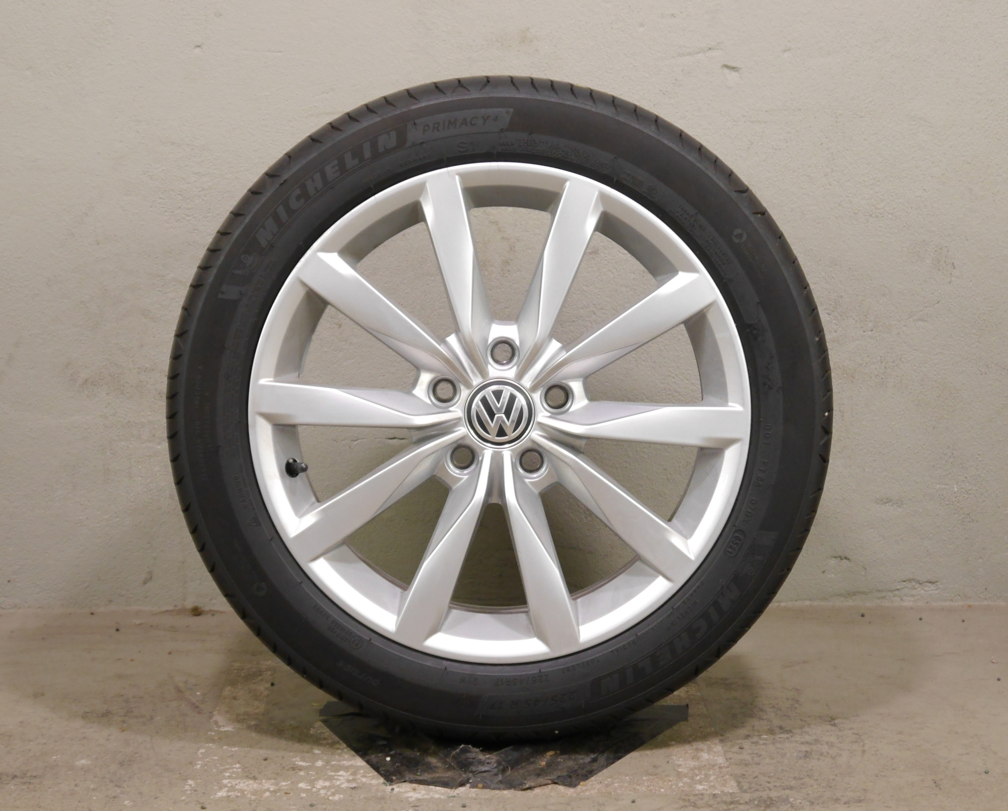 VW Golf Aluradsatz Sommer 225/45 R17 91W 5G0601025BH