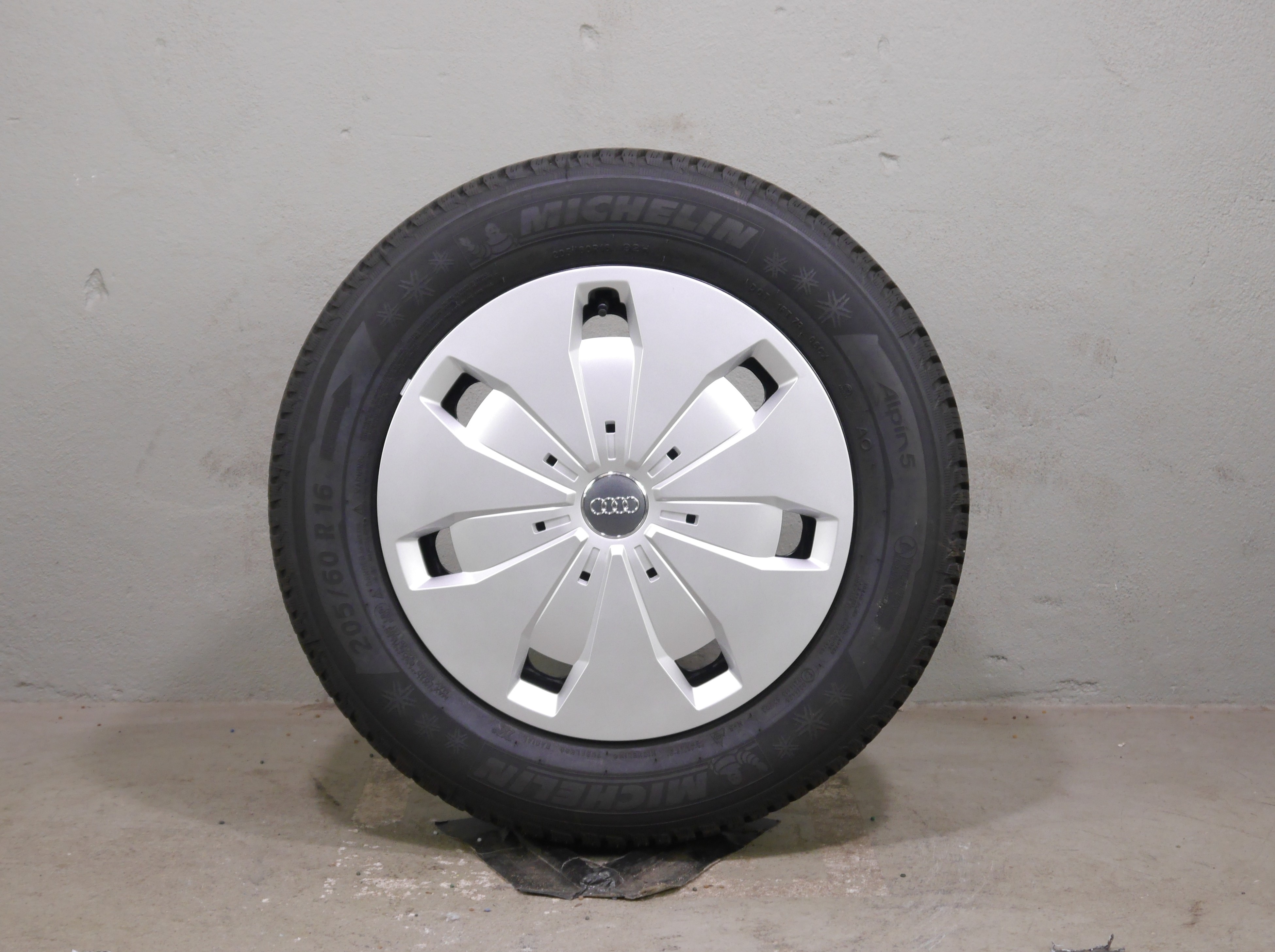 Audi Q2 Stahlradsatz – Winter 205/60 R16 92H (AO) – 5Q0601027CJ