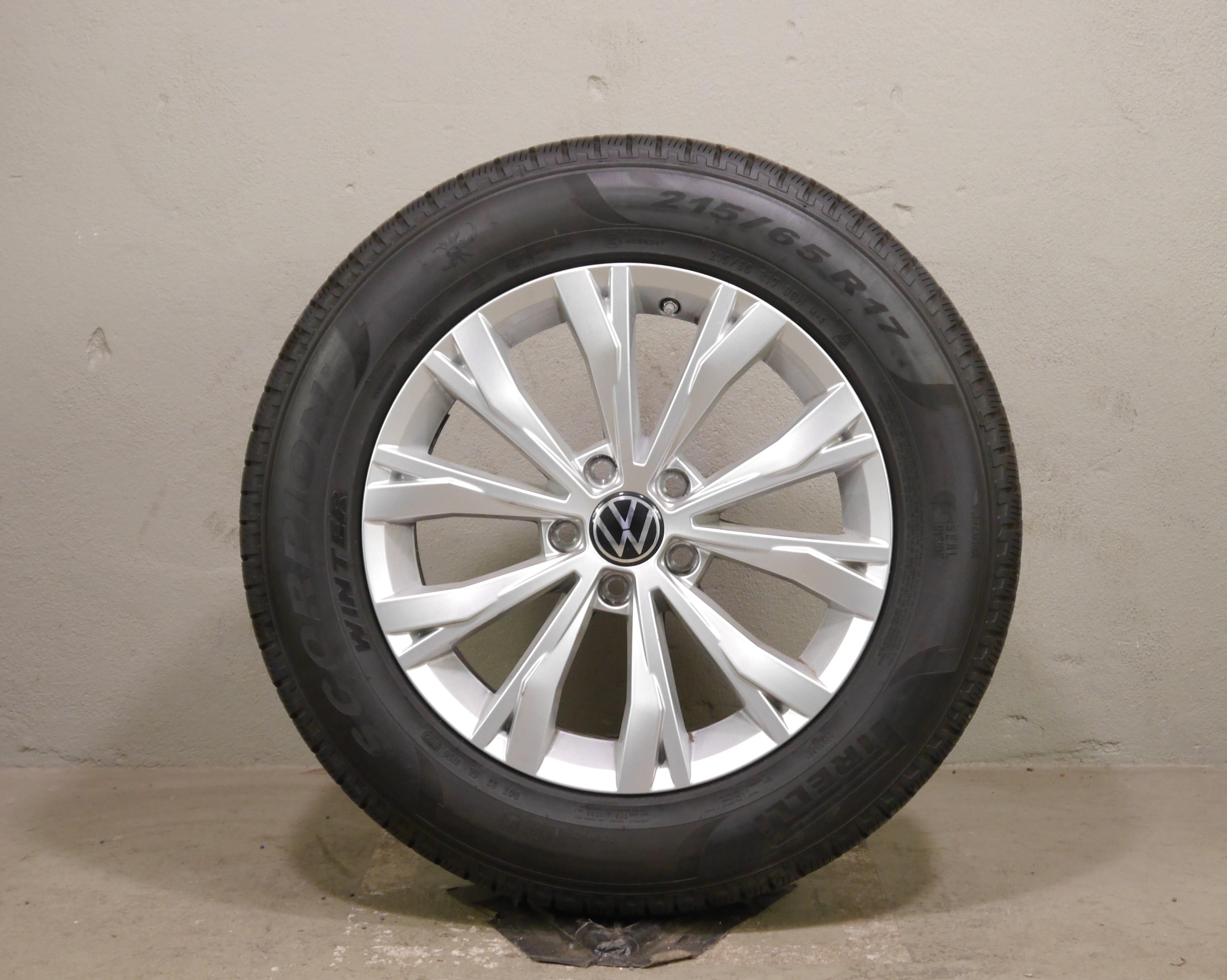 VW Tiguan Aluradsatz – Winter 215/65 R17 99H – 5NA601025 mit RDKS