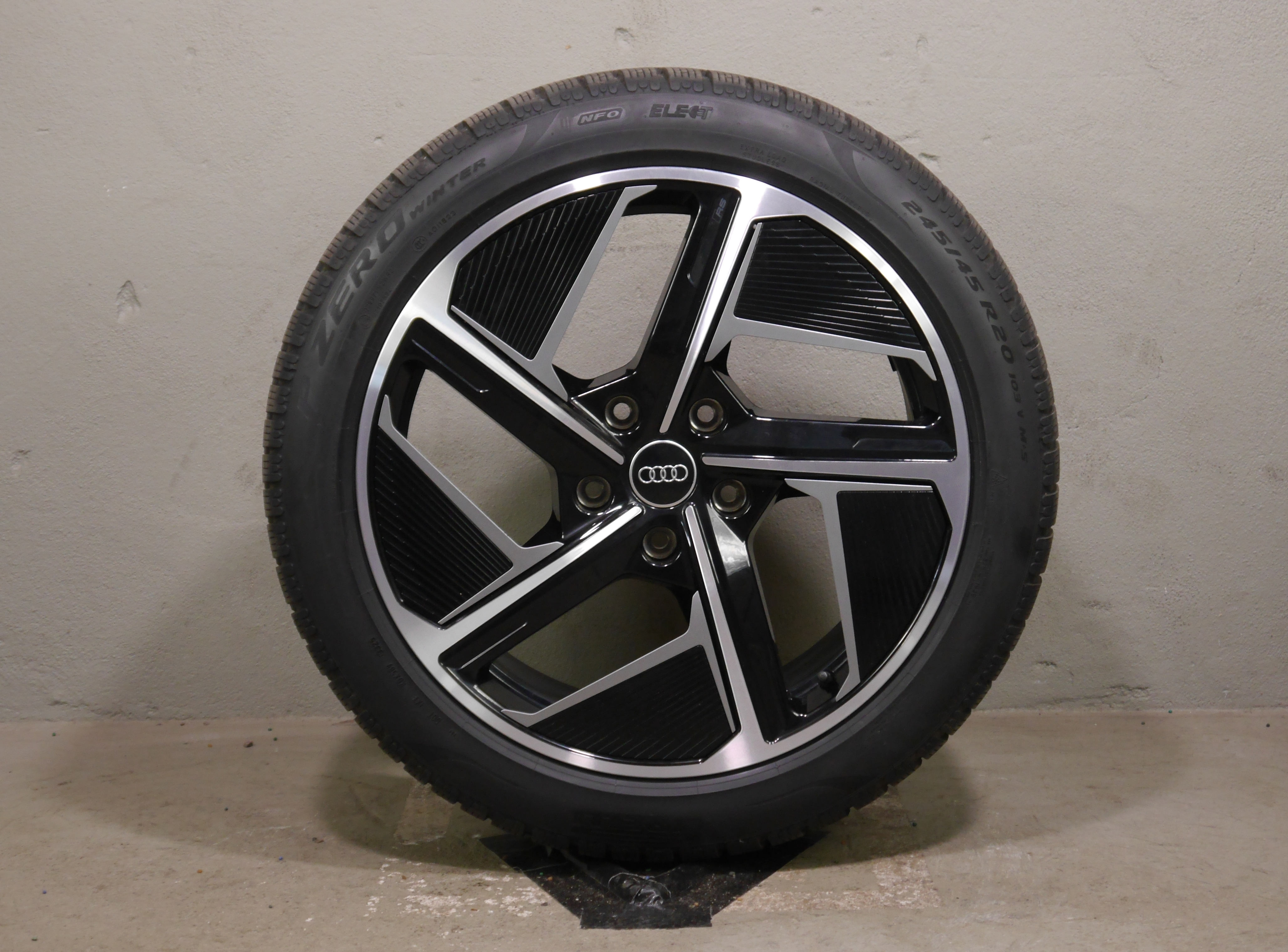 Audi RS e-tron GT Aluradsatz – Winter 245/45 R20 103V, 285/40 R20 108V (NF0,RDKS) 4J3601025F/H