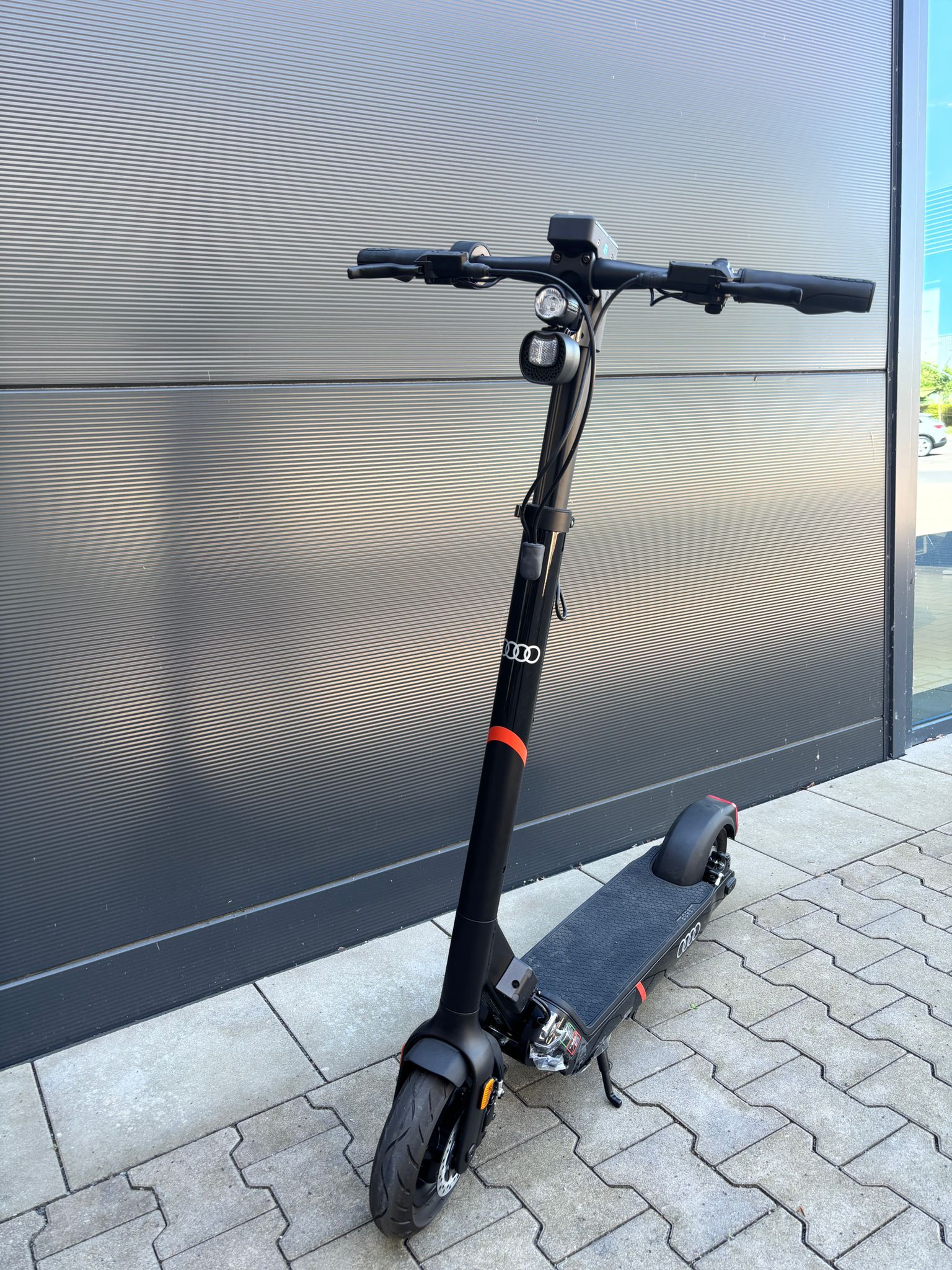 Audi Elektro-Roller - electric kick scooter powered by Egret, 500 W, 20 km/h