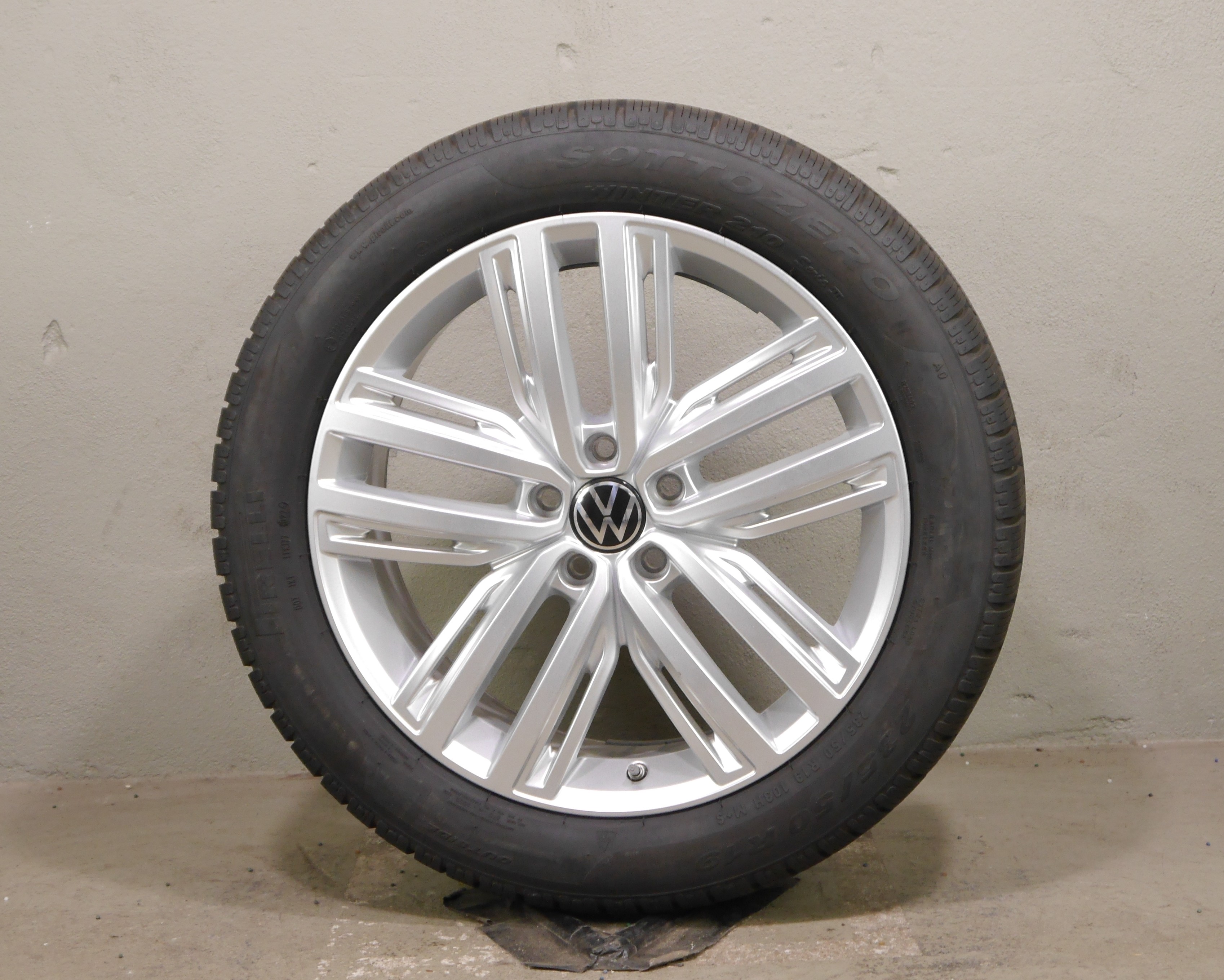 VW Tiguan (AX) Aluradsatz – Winter 235/50 R19 103H – 5NA601025F mit RDKS