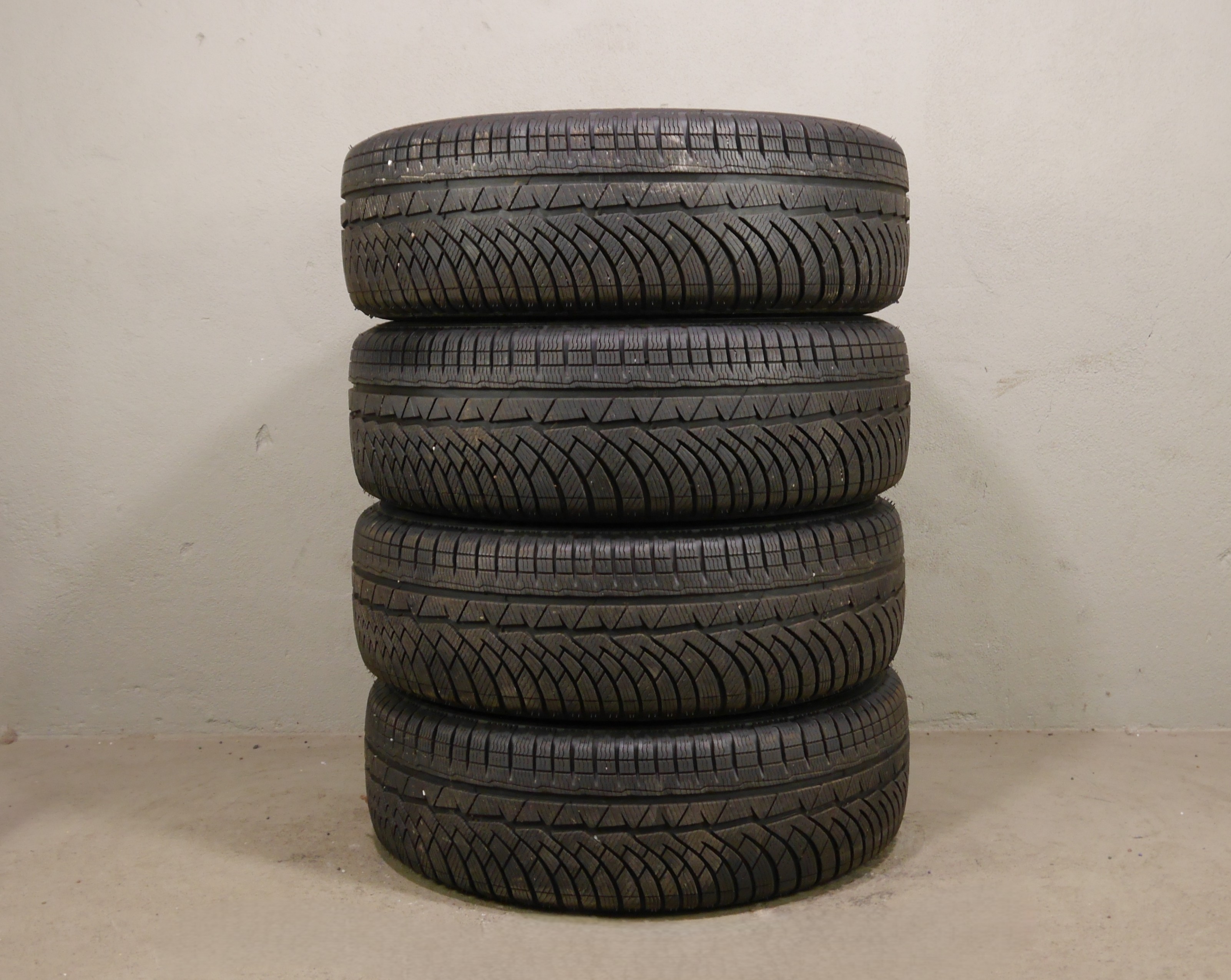 Audi Q3 (F3) Aluradsatz – Winter 235/55 R18 104V – KBA52084