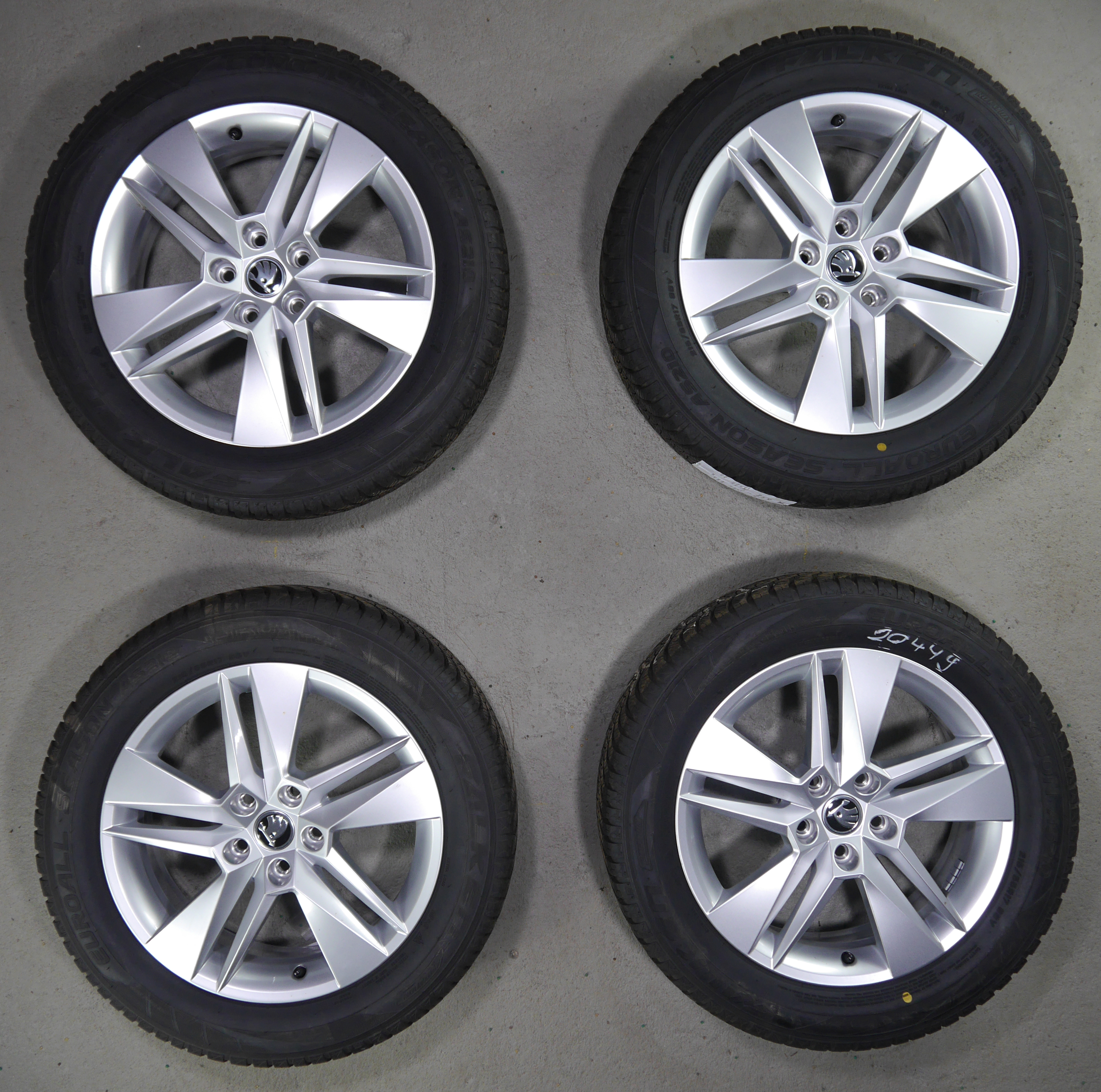 ŠKODA Superb Aluradsatz – Allwetter 215/55 R17 98V – 3V0601025BH