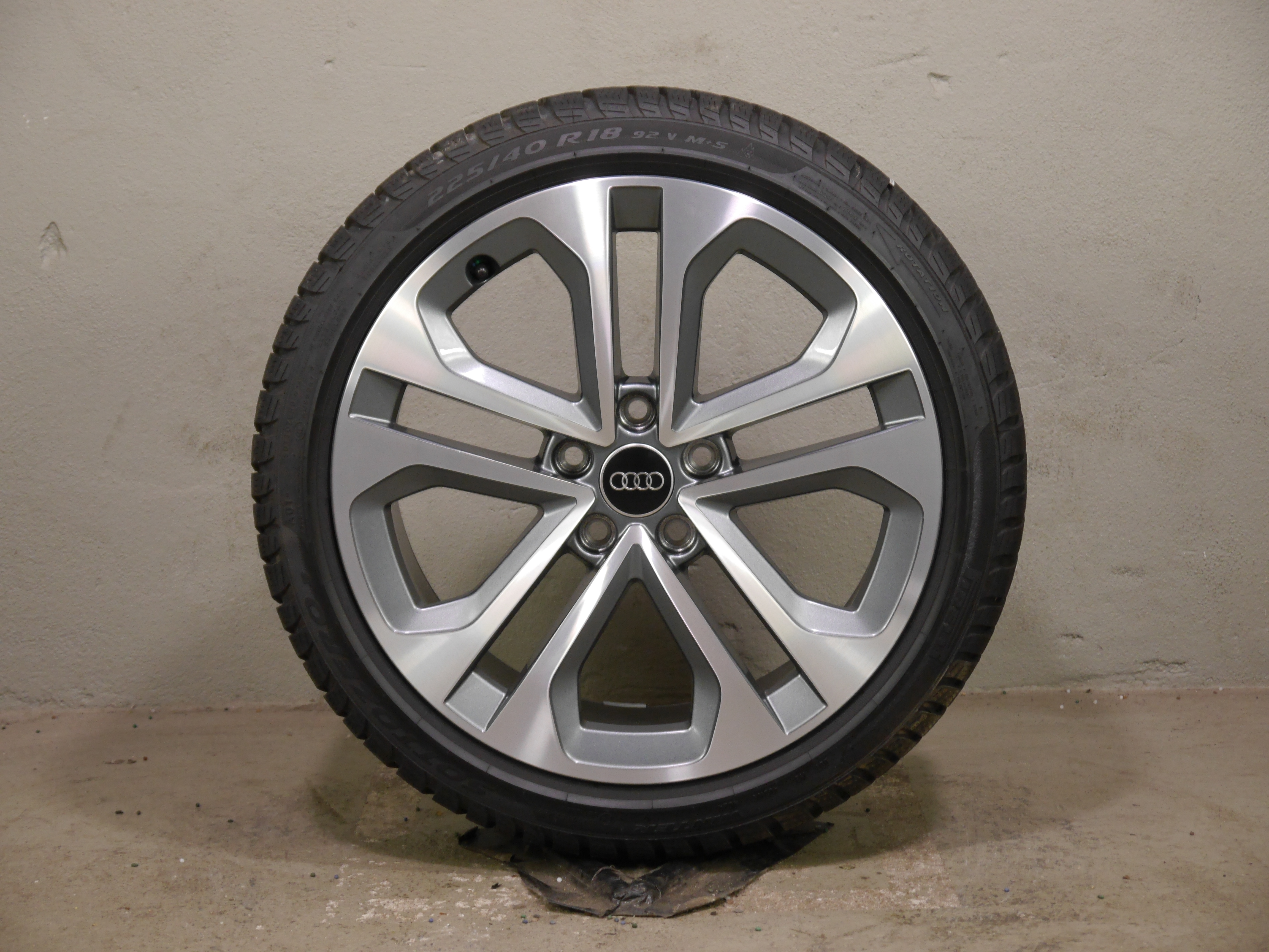 Audi A3 Sportback (8Y) Aluradsatz – Winter 225/40 R18 92V (AO1) – 8Y0601025CE