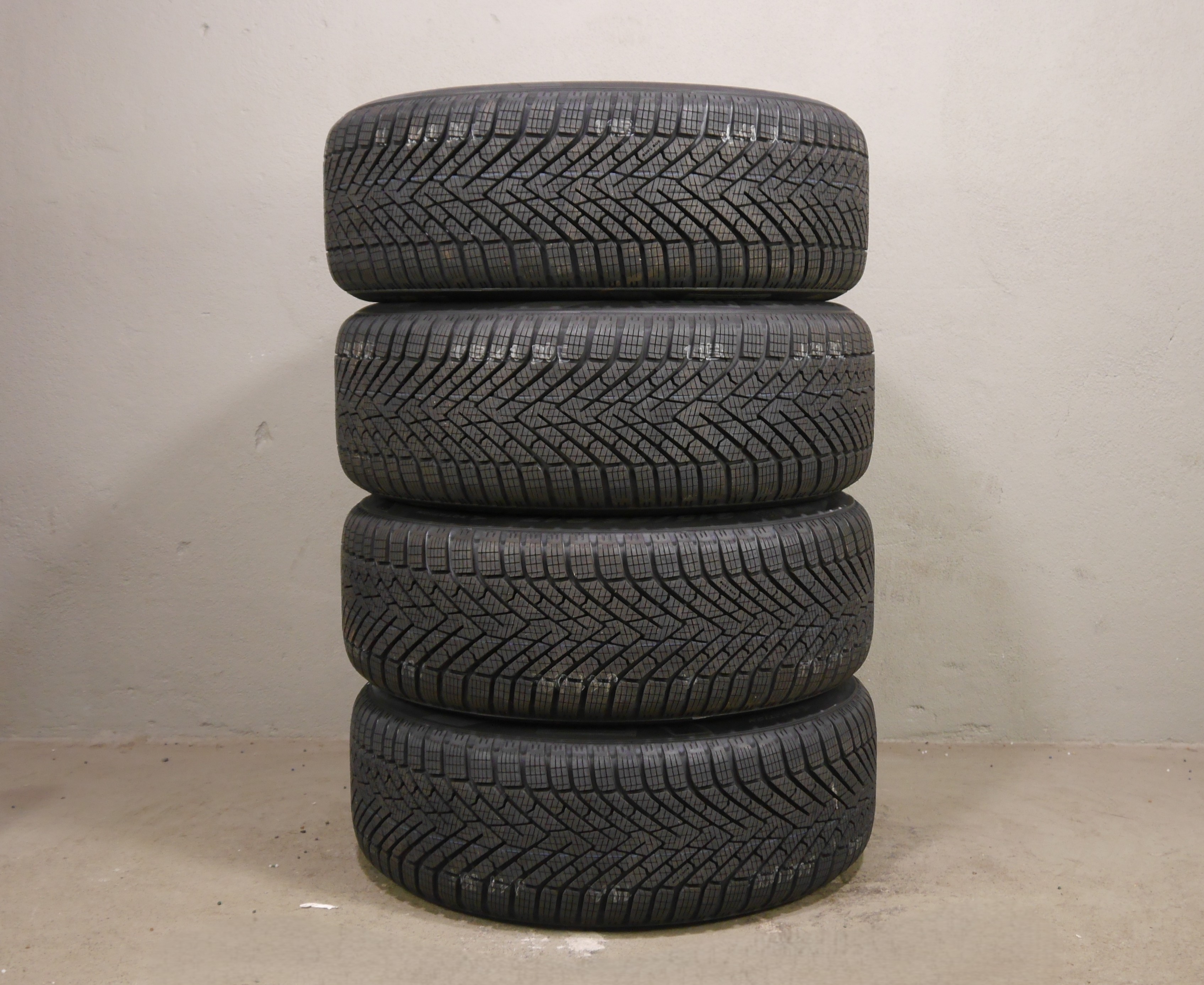 VW Passat Aluradsatz – Winter 215/60 R16 99H – 3J0601025K