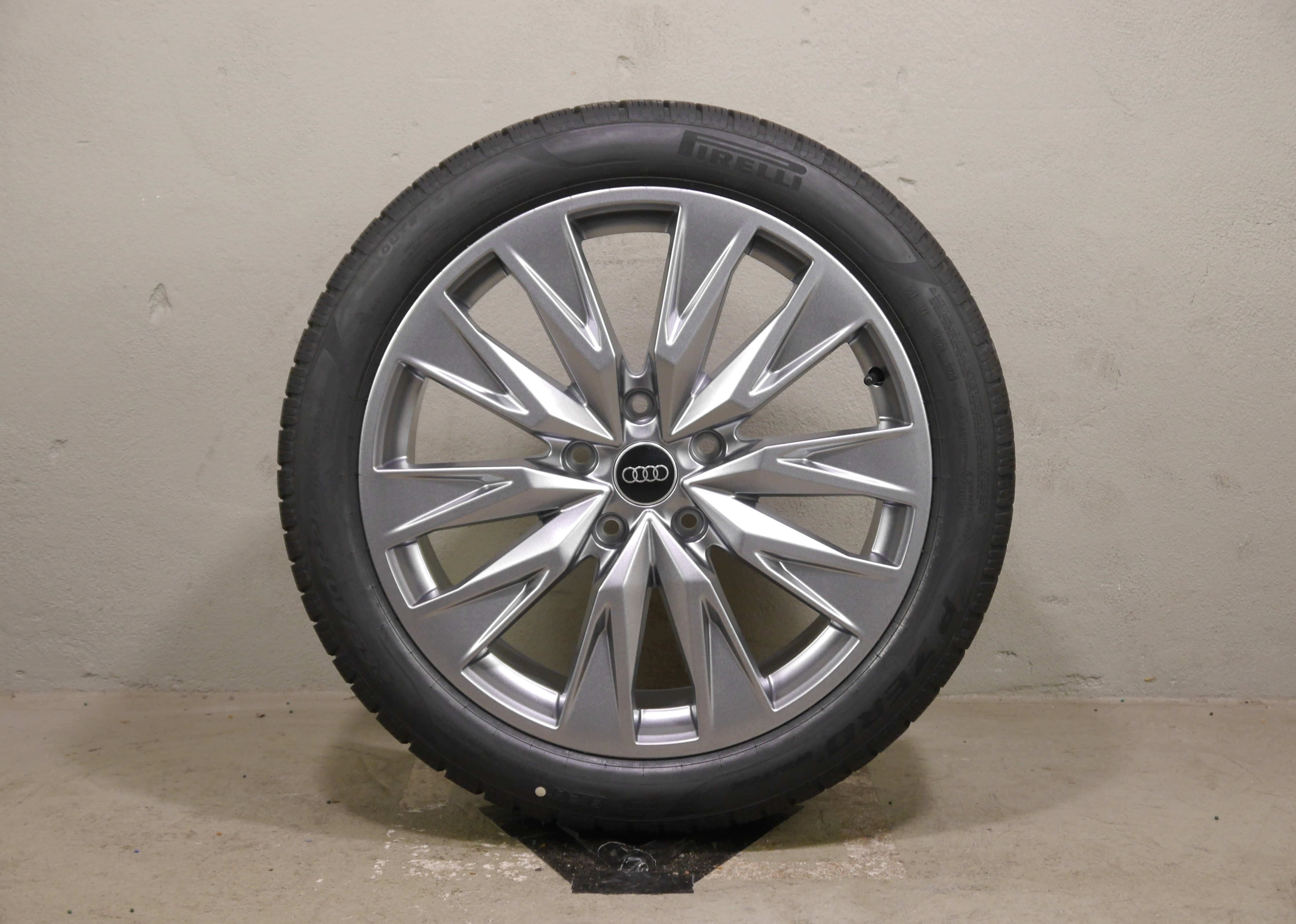Audi A6 Avant e-tron GH Aluradsatz – Winter 235/45 R20 100H 265/40 R20 104H – 85E601025AR/AS