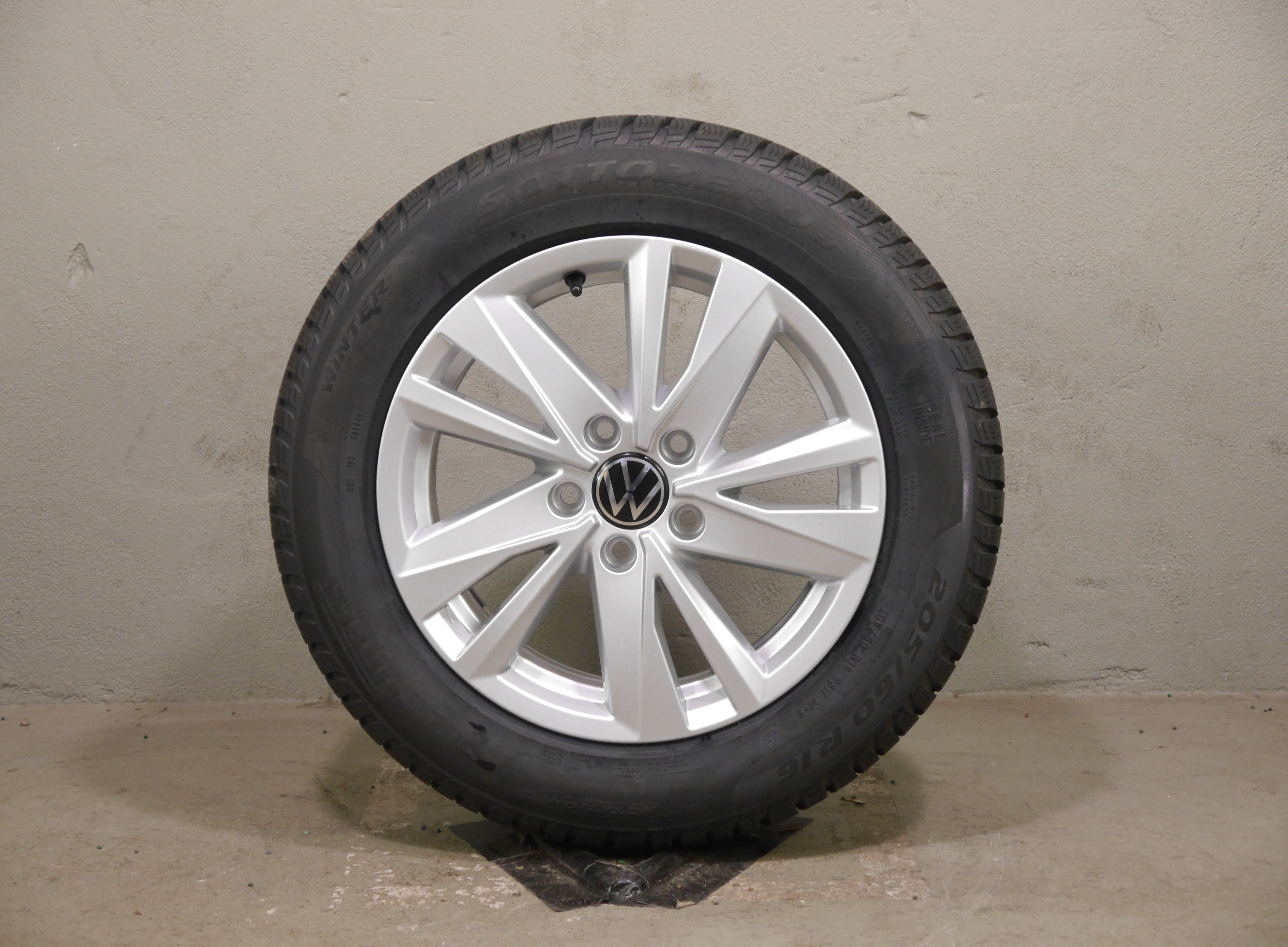 Volkswagen Touran 5T Aluradsatz – Winter 205/60 R16 96H - 5TA601025Q  Seal