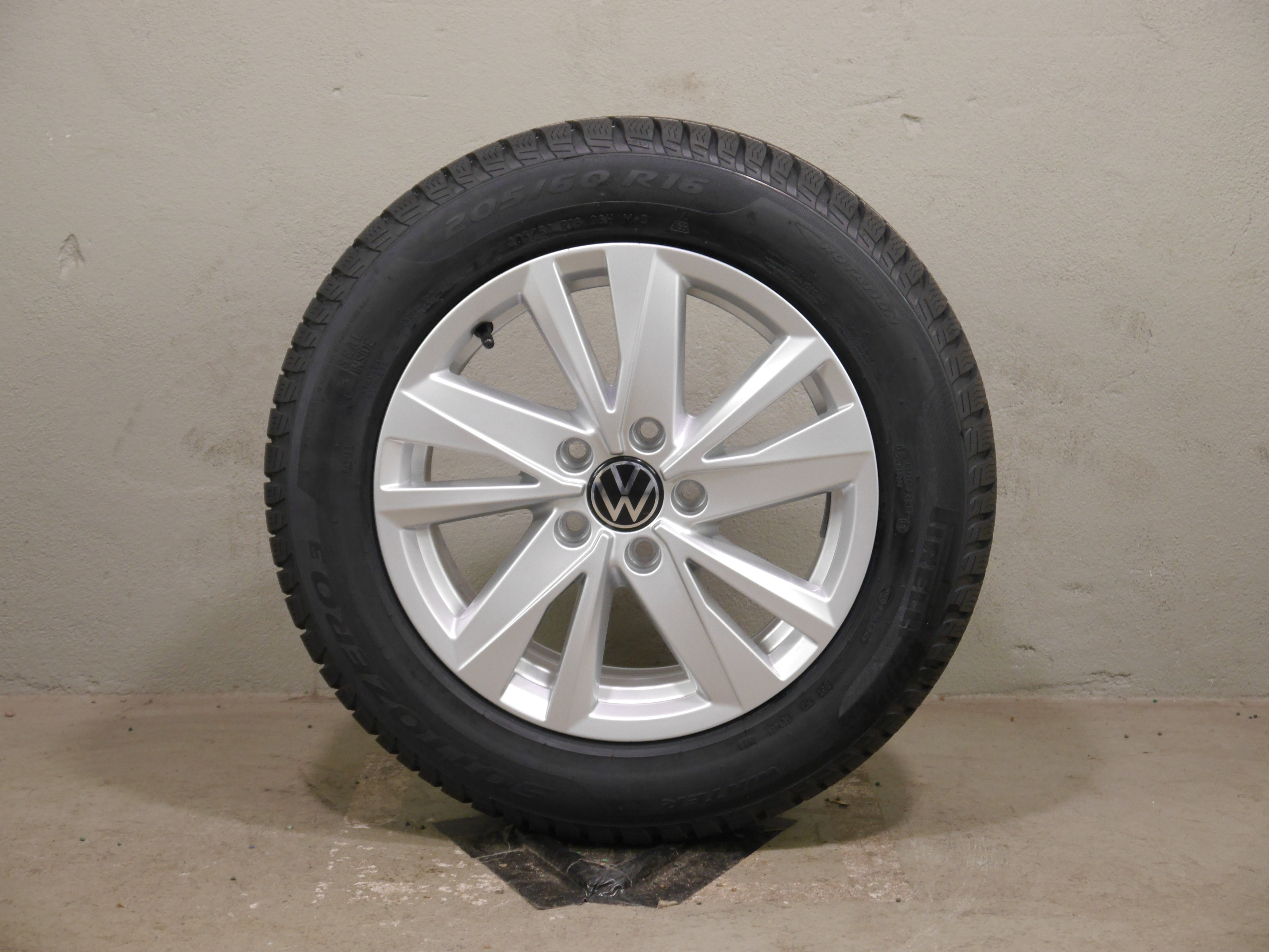 Volkswagen Touran 5T Aluradsatz – Winter 205/60 R16 96H - 5TA601025Q  Seal