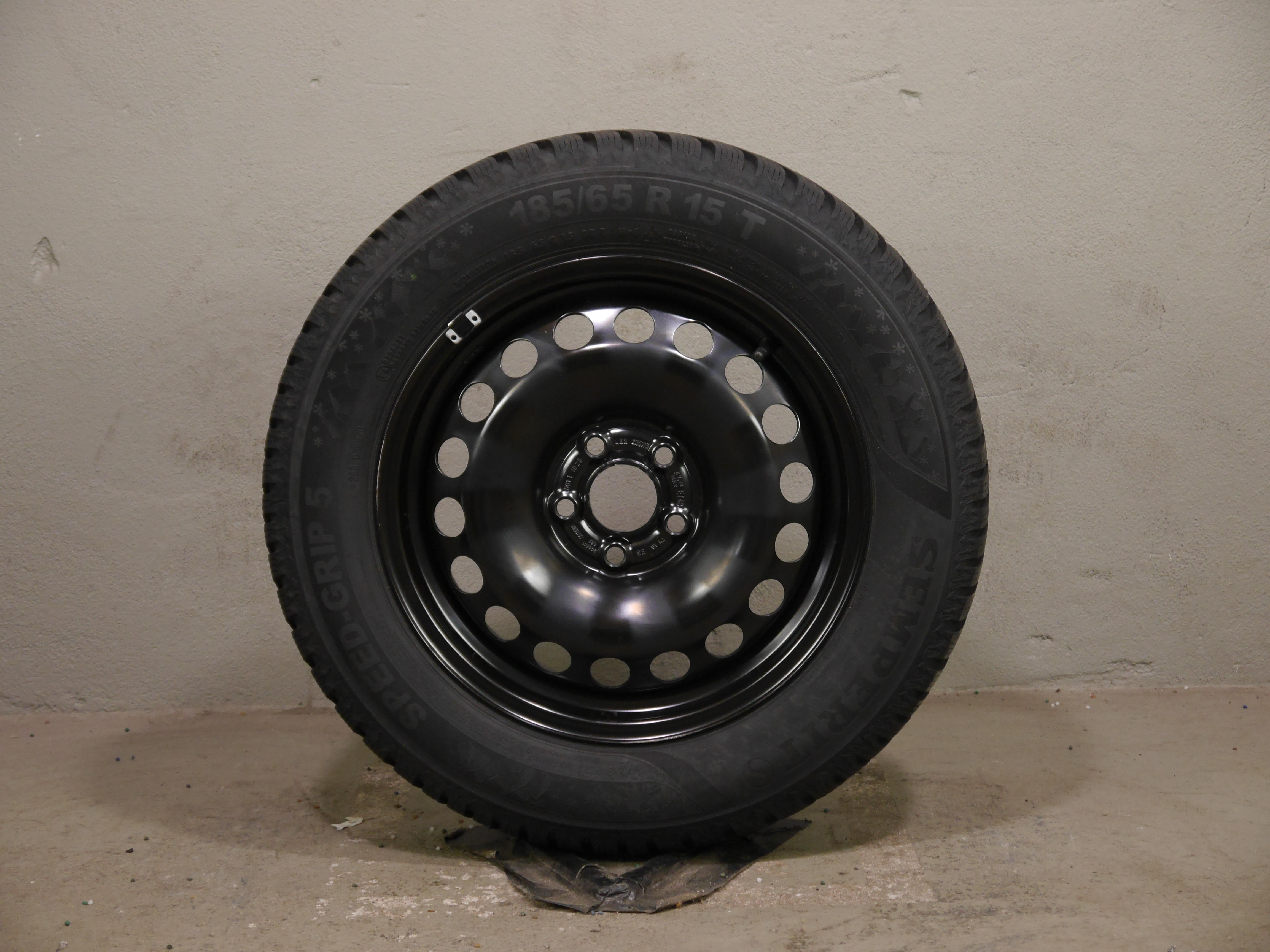 ŠKODA Fabia (PJ) / VW Polo (2G/AW)/ Seat Arona/ Seat Ibiza (6F) Stahlradsatz – Winter 185/65 R15 88T – 2Q0601027