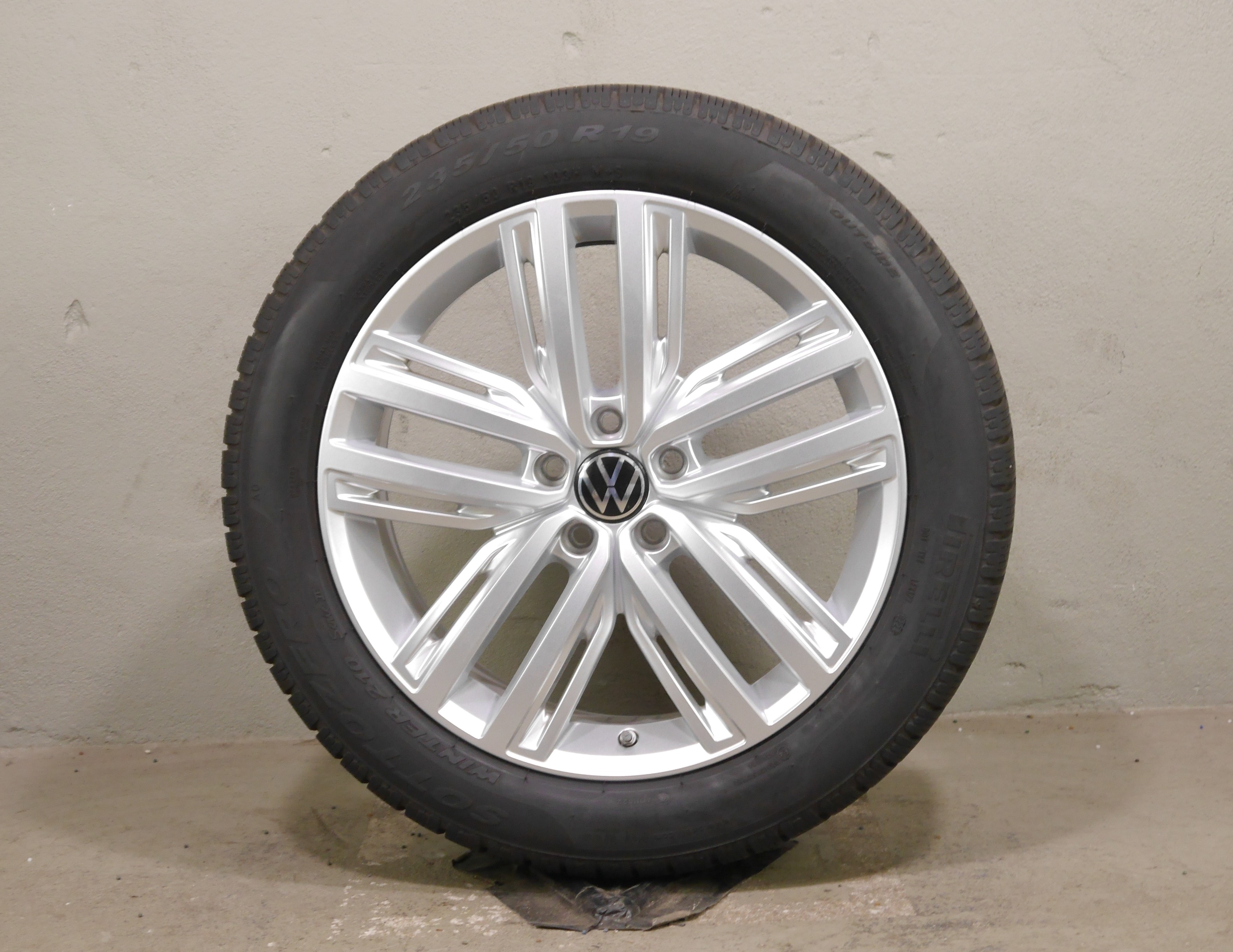 VW Tiguan (AX) Aluradsatz – Winter 235/50 R19 103H – 5NA601025F mit RDKS