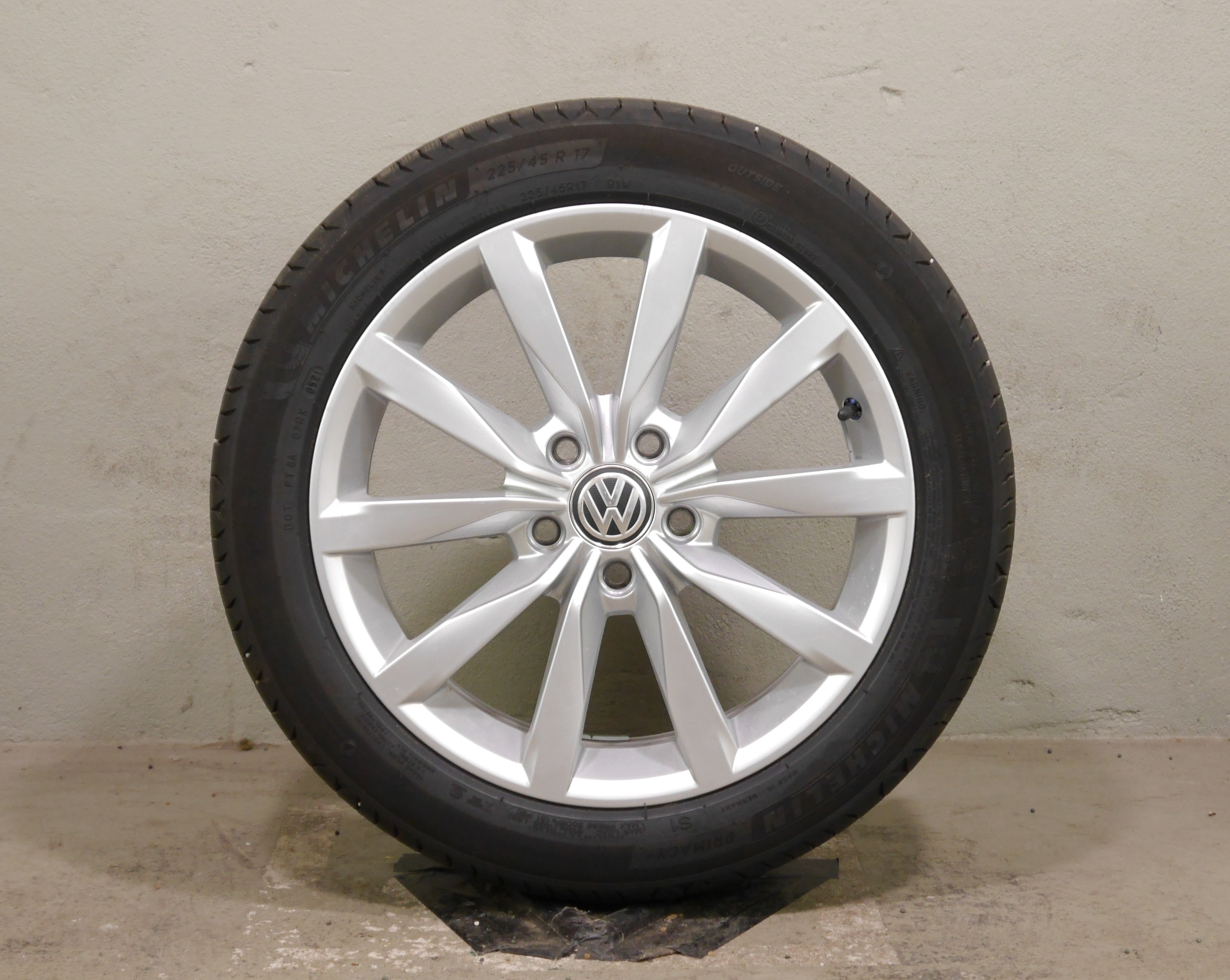 VW Golf Aluradsatz Sommer 225/45 R17 91W 5G0601025BH
