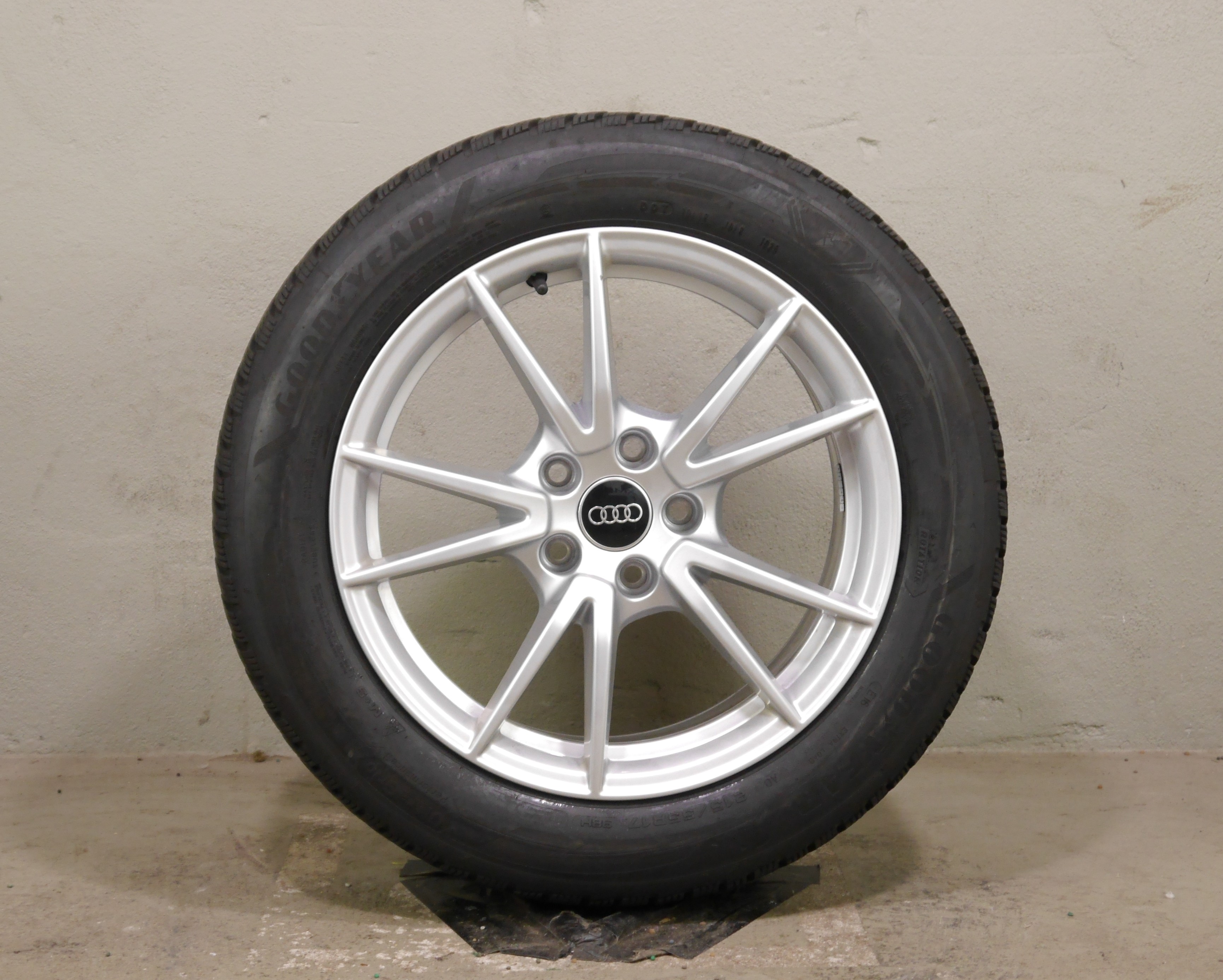 Audi A5 Avant (FU) Aluradsatz – Winter 215/55 R17 98H (AO) – 8B3601025A