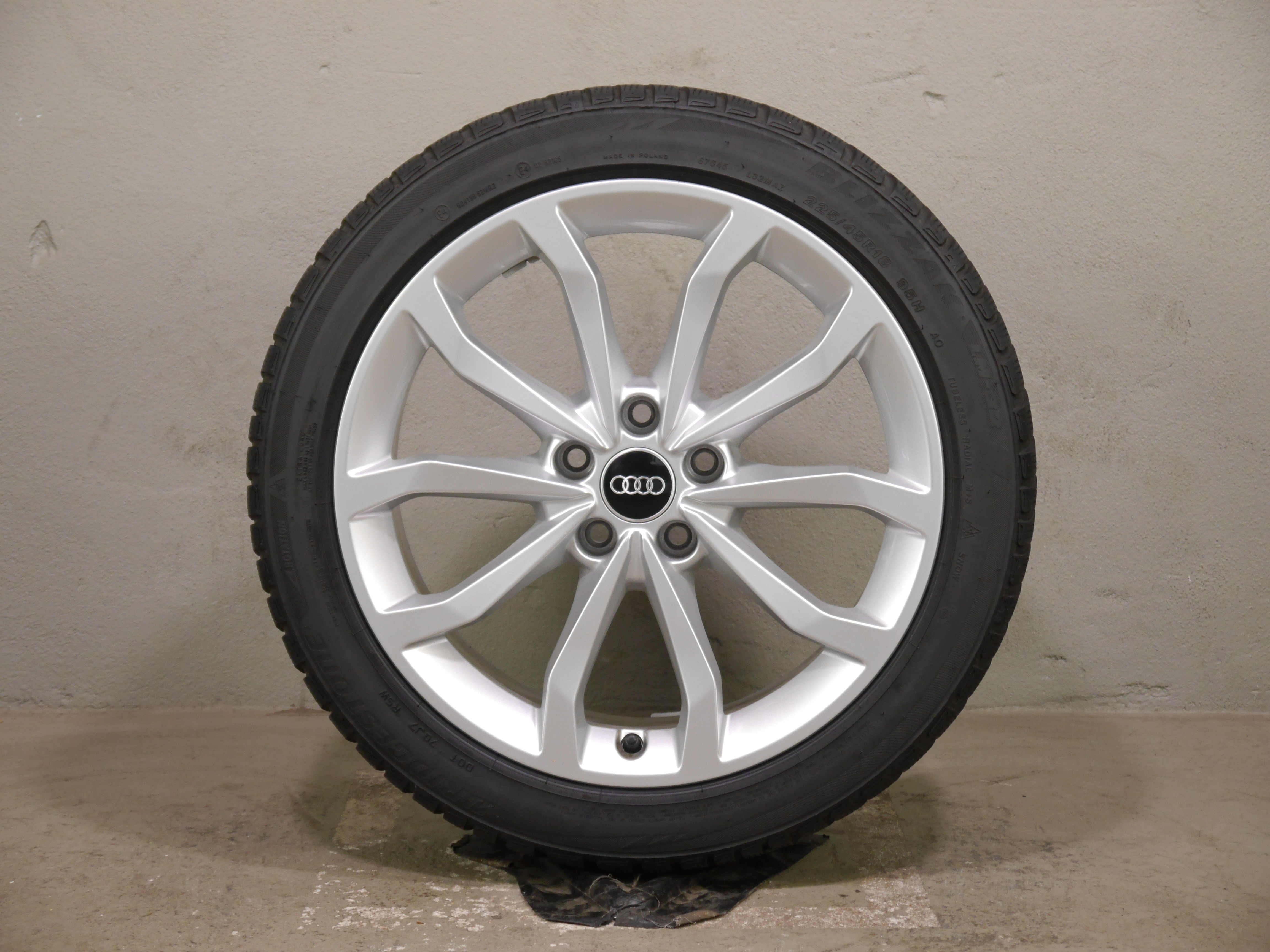 Audi A4 Aluradsatz – Winter 225/45 R18 95H – 8W0601025ED