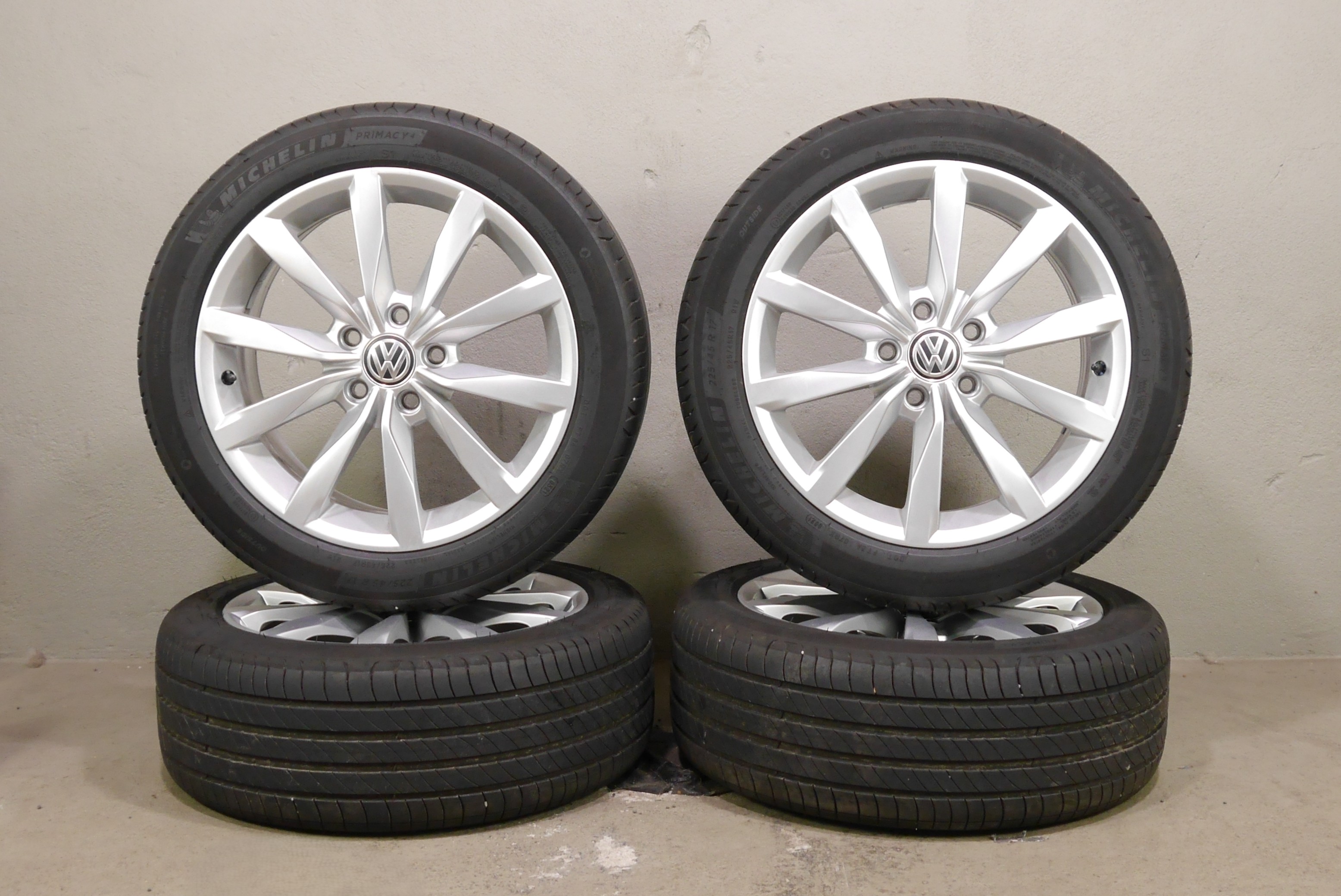 VW Golf Aluradsatz Sommer 225/45 R17 91W 5G0601025BH