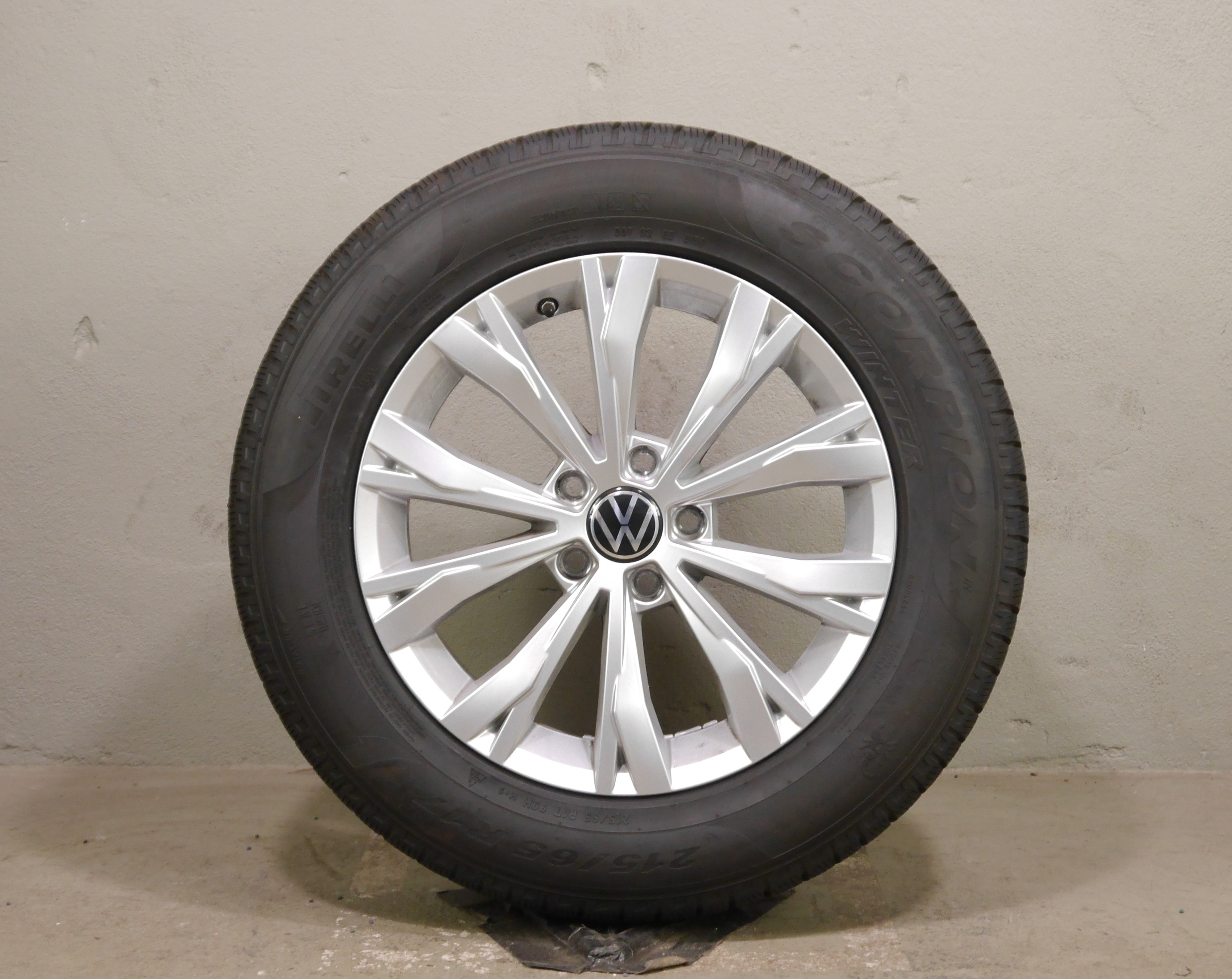 VW Tiguan Aluradsatz – Winter 215/65 R17 99H – 5NA601025 mit RDKS