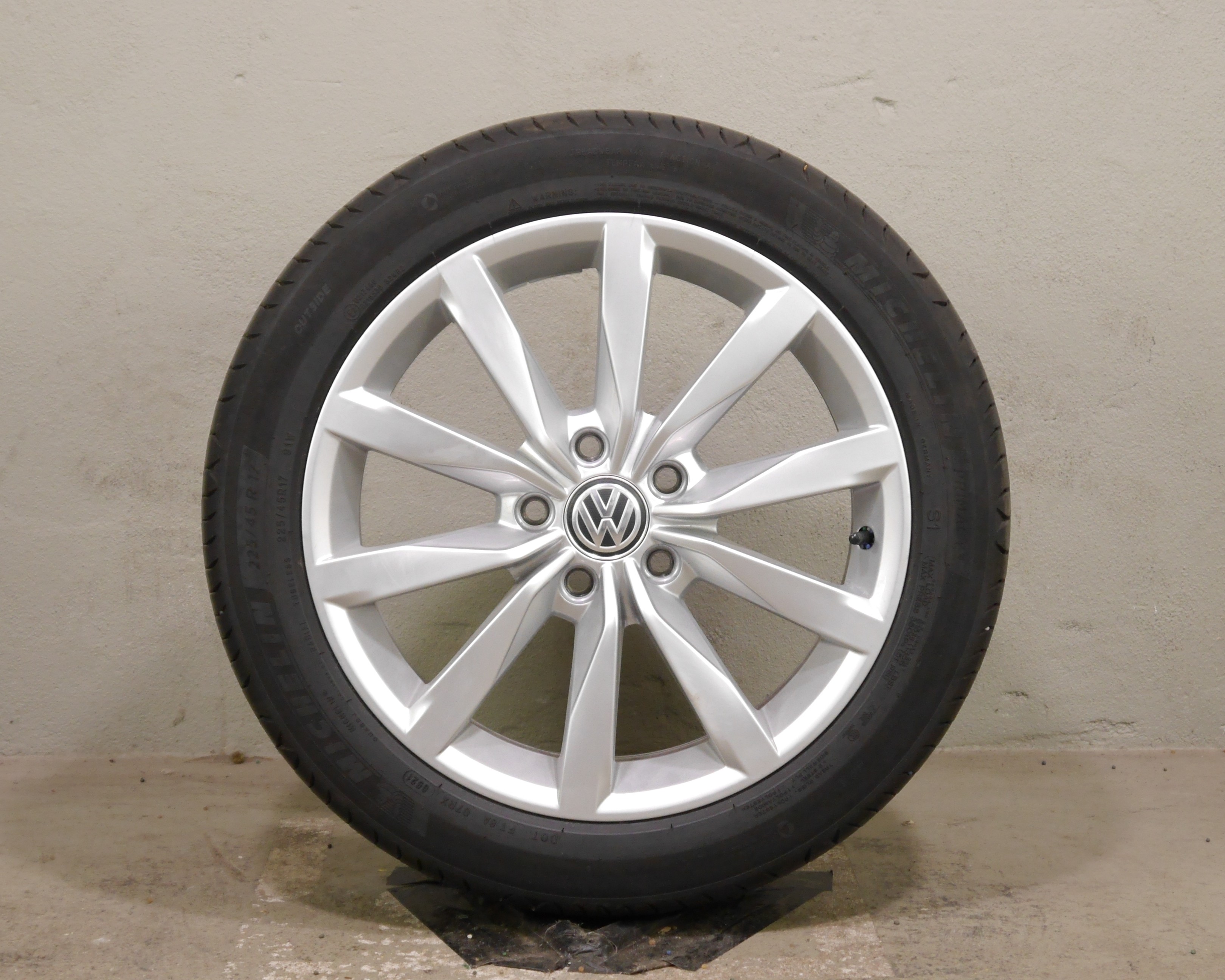 VW Golf Aluradsatz Sommer 225/45 R17 91W 5G0601025BH