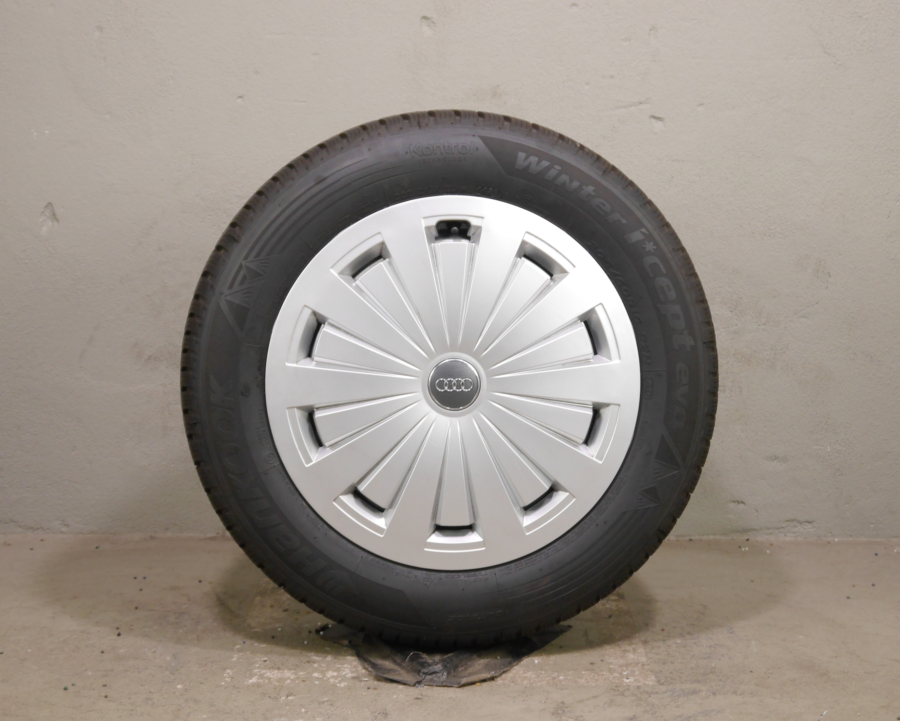 Audi A4 Avant Aluradsatz – Winter 205/60 R16 92H (AO) – 8W0601025-