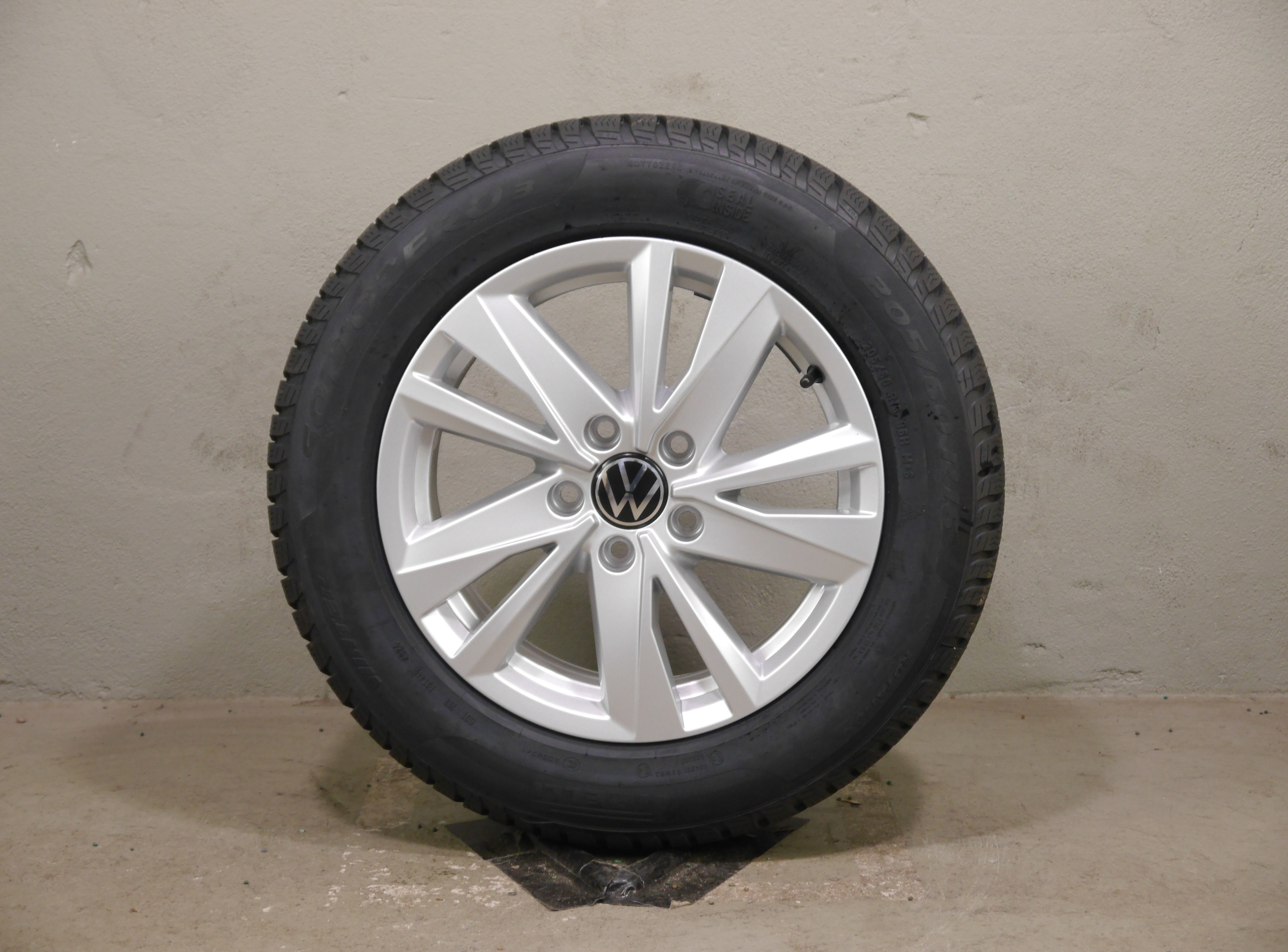 Volkswagen Touran 5T Aluradsatz – Winter 205/60 R16 96H - 5TA601025Q  Seal