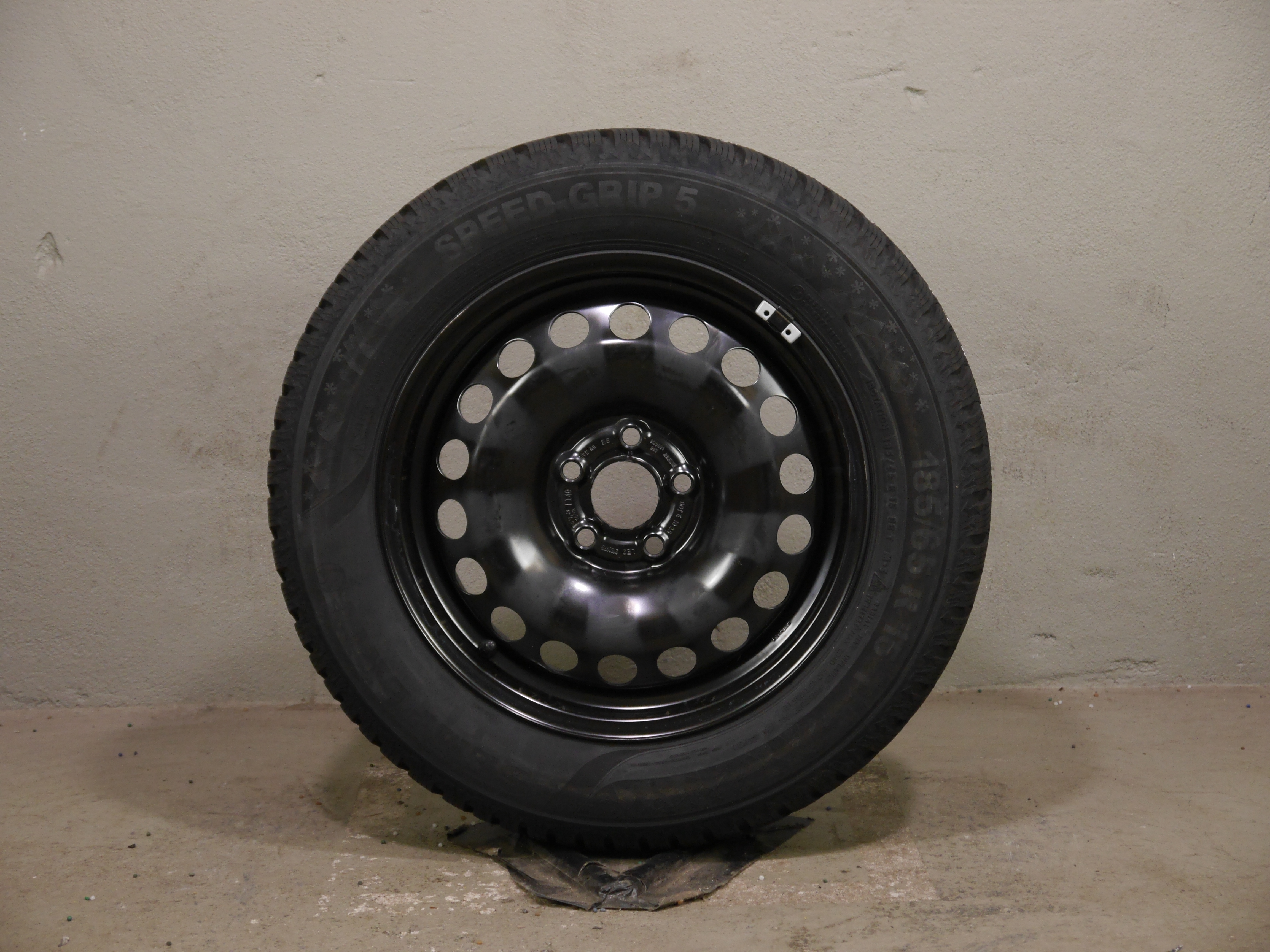 ŠKODA Fabia (PJ) / VW Polo (2G/AW)/ Seat Arona/ Seat Ibiza (6F) Stahlradsatz – Winter 185/65 R15 88T – 2Q0601027