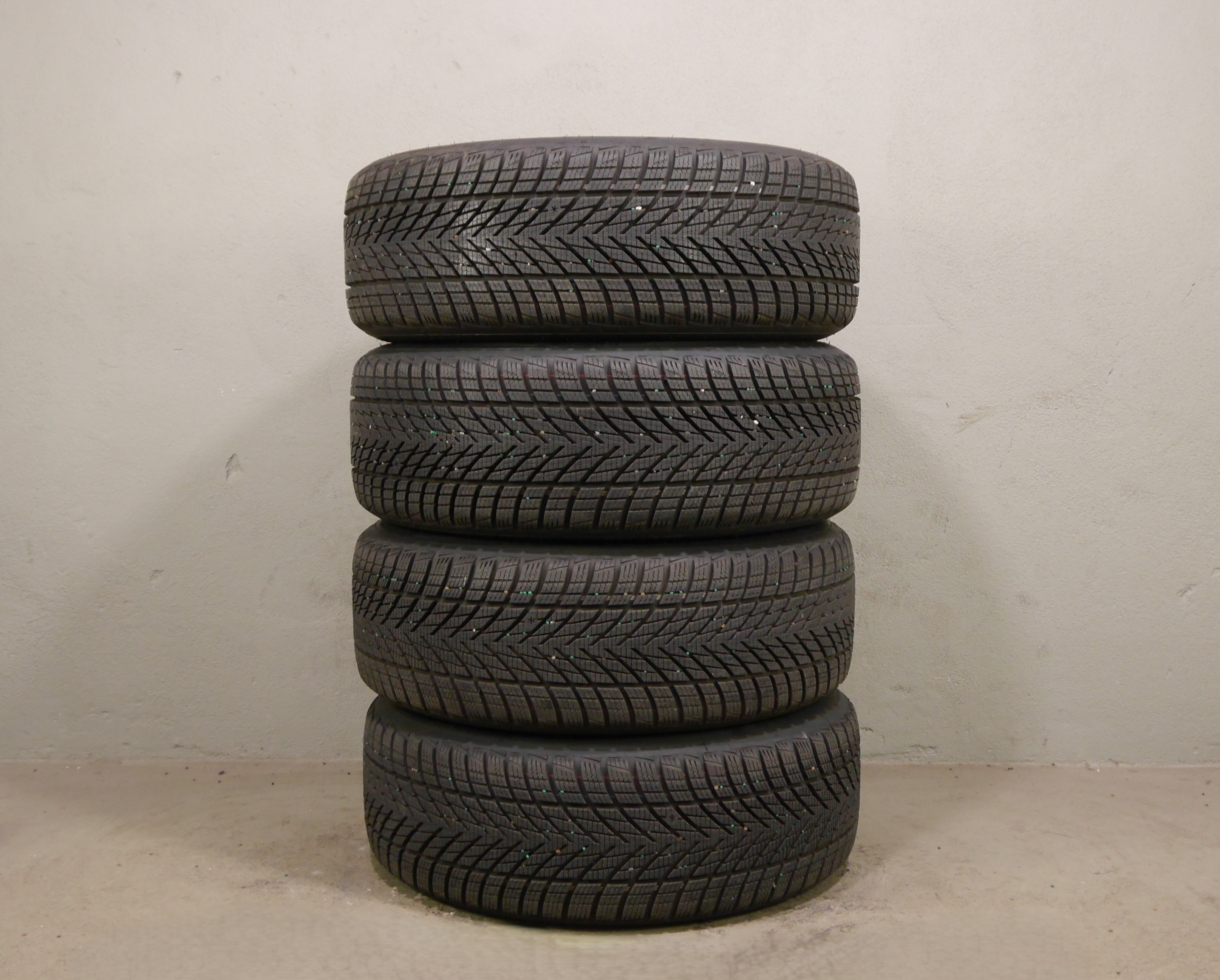 Audi A5 Avant (FU) Aluradsatz – Winter 215/55 R17 98H (AO) – 8B3601025A