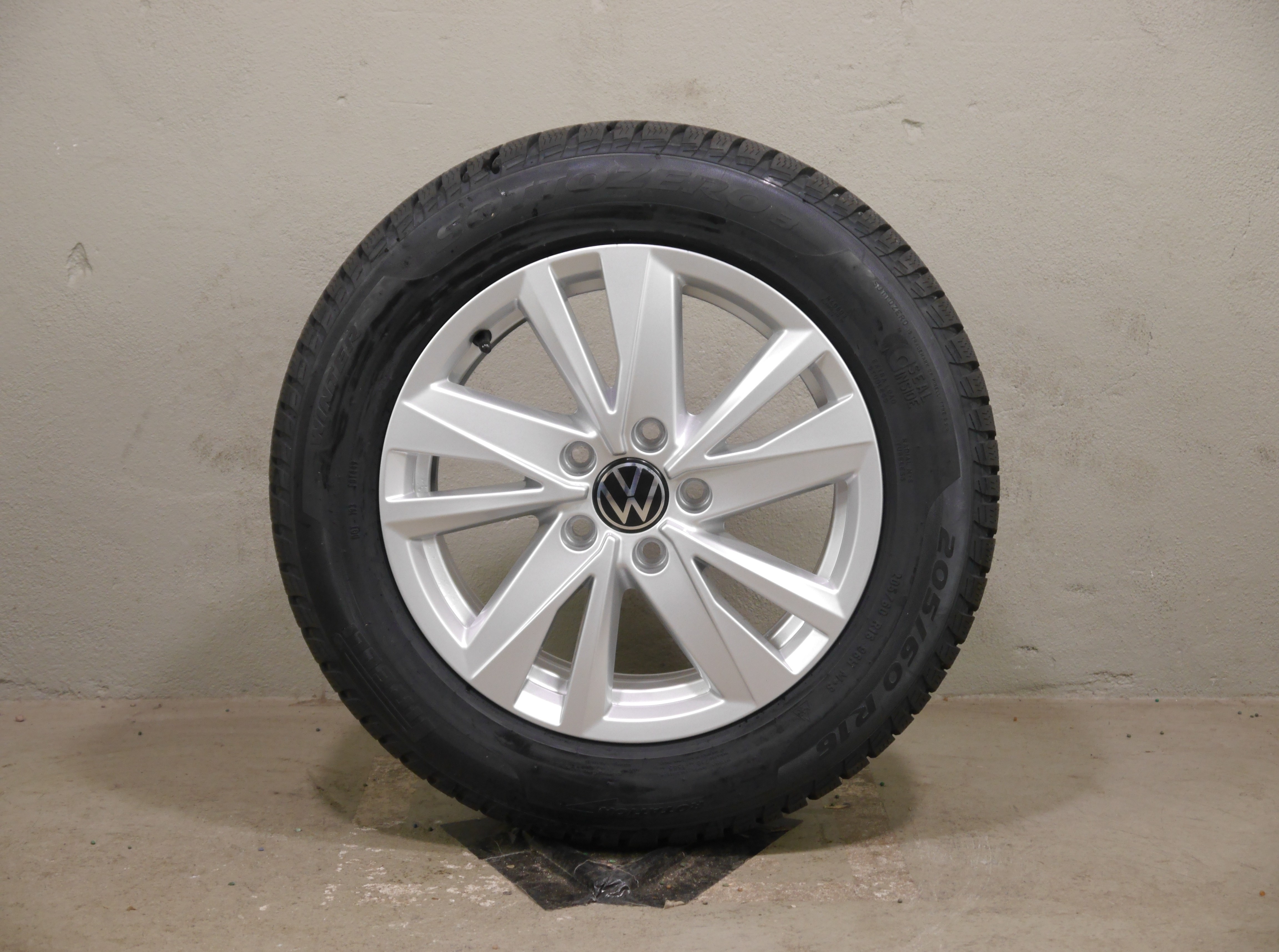 Volkswagen Touran 5T Aluradsatz – Winter 205/60 R16 96H - 5TA601025Q  Seal