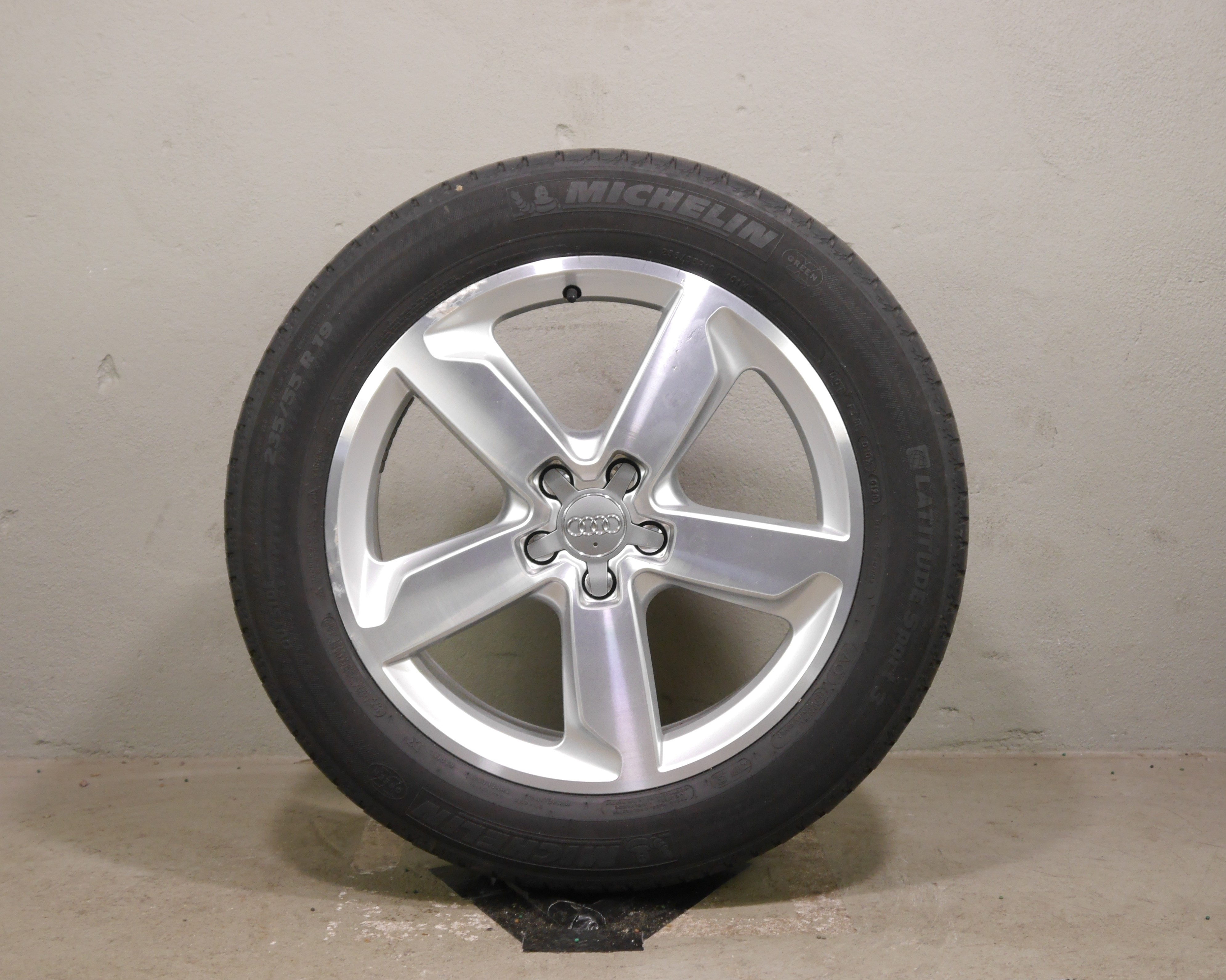 Audi Q5 Aluradsatz – Sommer 235/55 R19 101W (AO) – 80A601025J