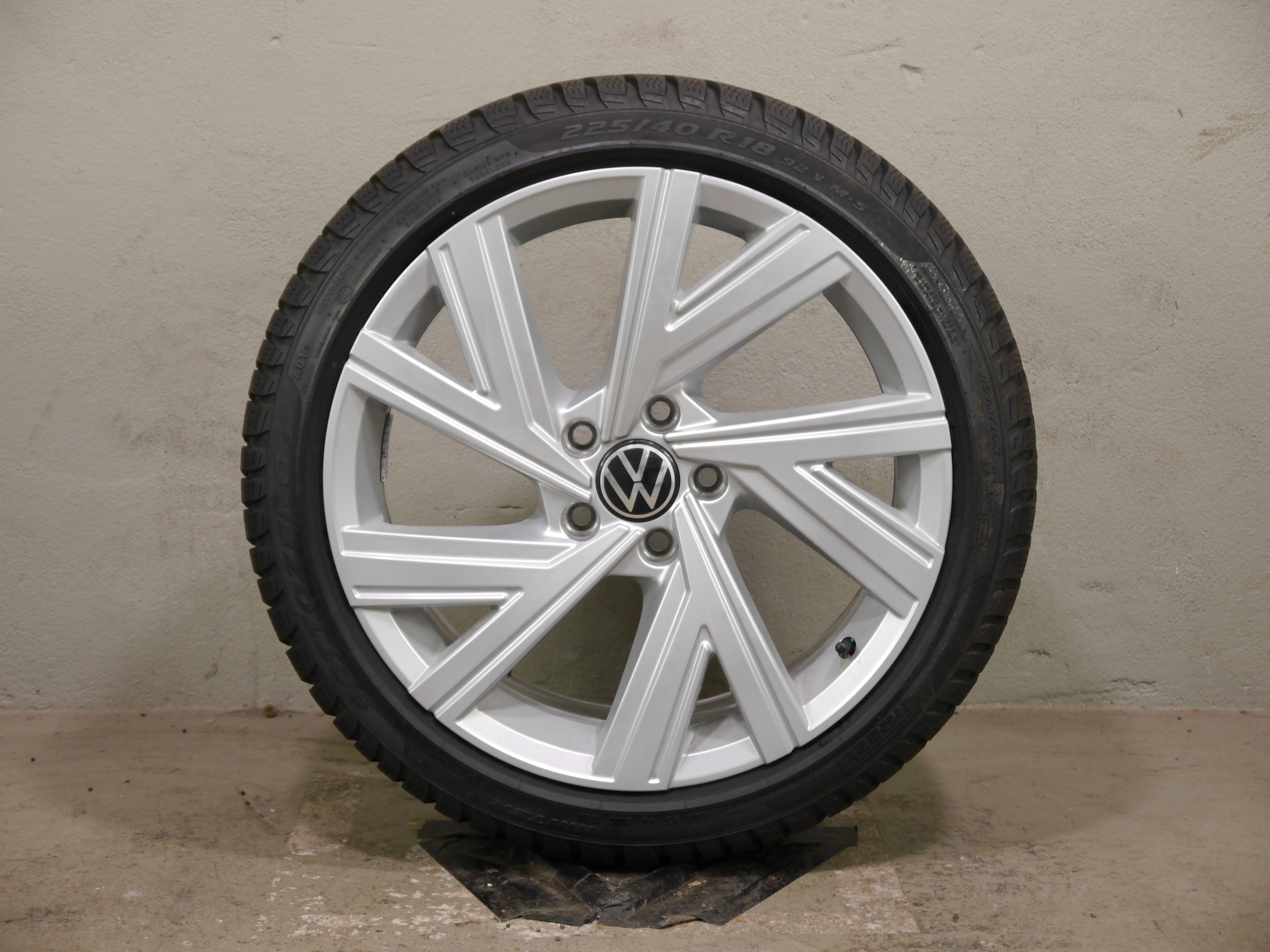 VW Golf CD Aluradsatz Winter 225/40 R18 92V 5H0601025M