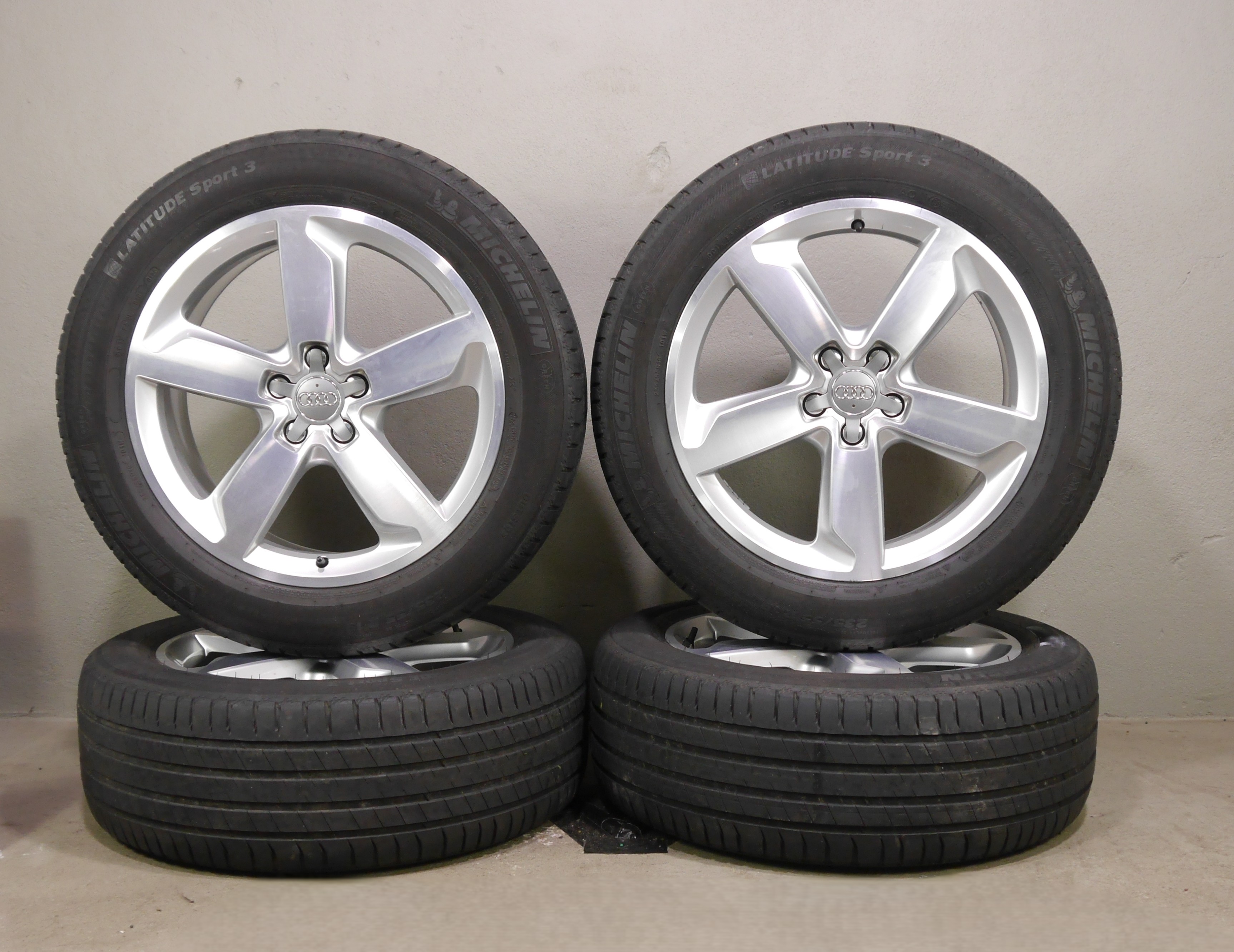 Audi Q5 Aluradsatz – Sommer 235/55 R19 101W (AO) – 80A601025J