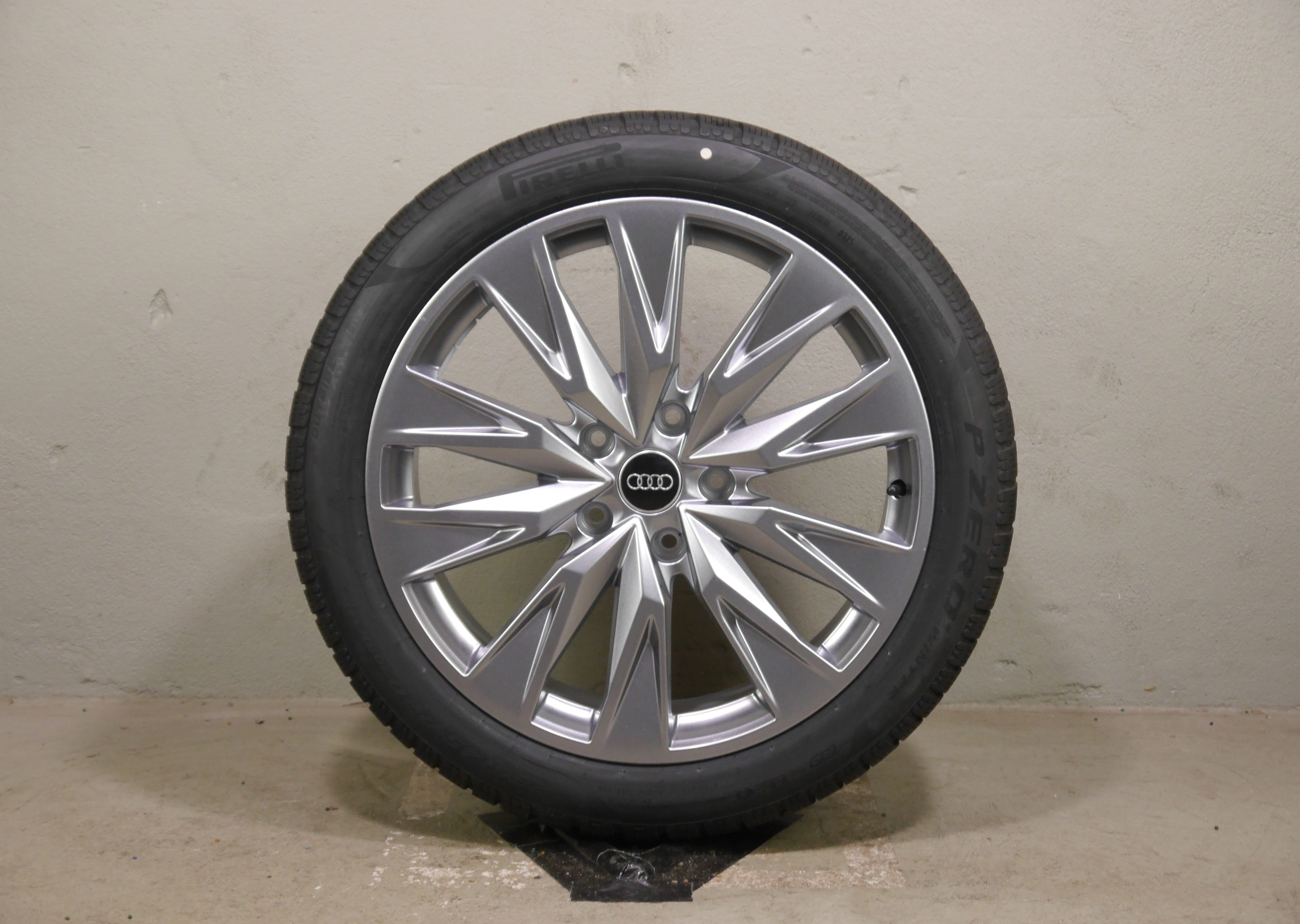 Audi A6 Avant e-tron GH Aluradsatz – Winter 235/45 R20 100H 265/40 R20 104H – 85E601025AR/AS