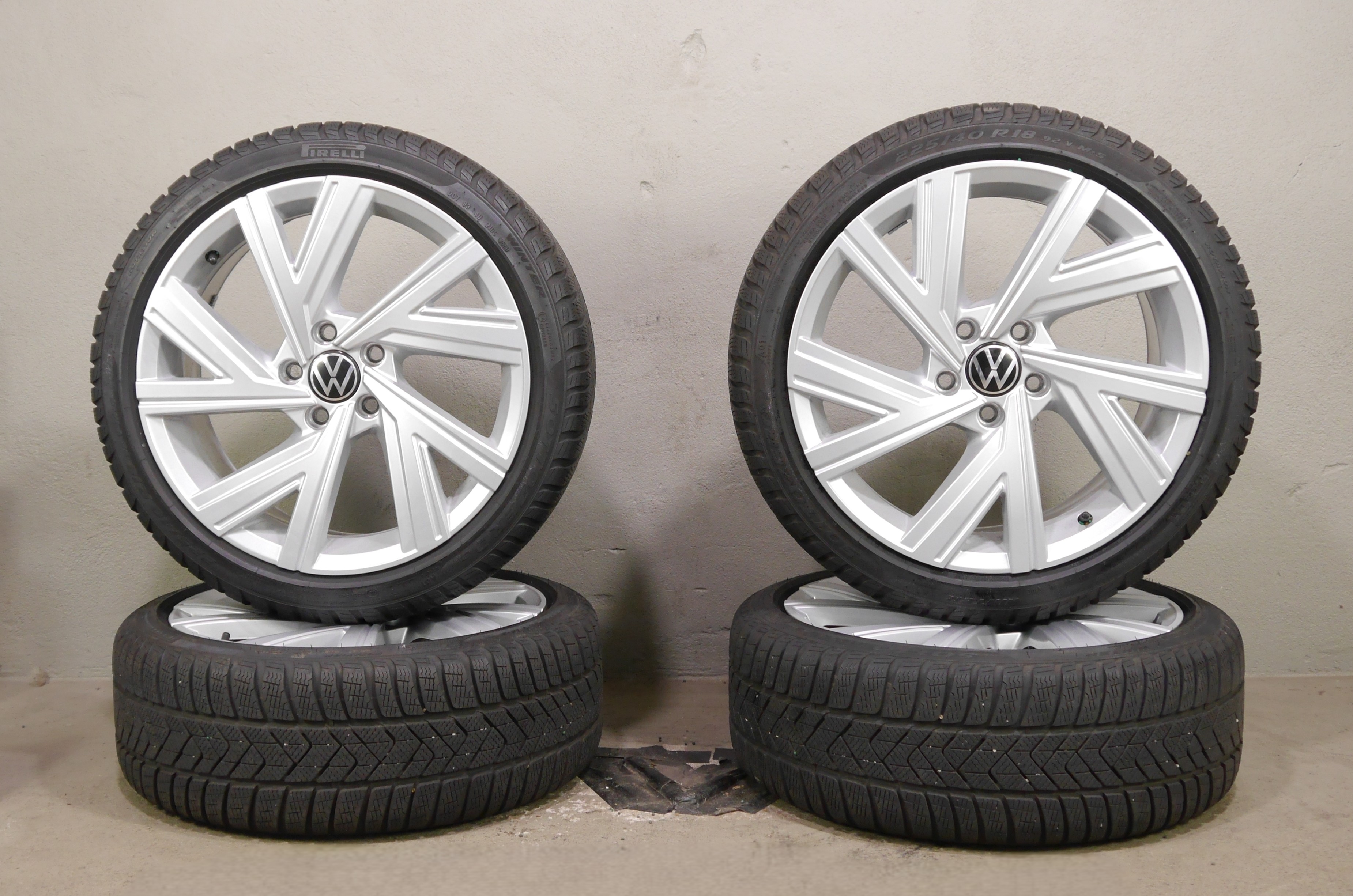 VW Golf CD Aluradsatz Winter 225/40 R18 92V 5H0601025M