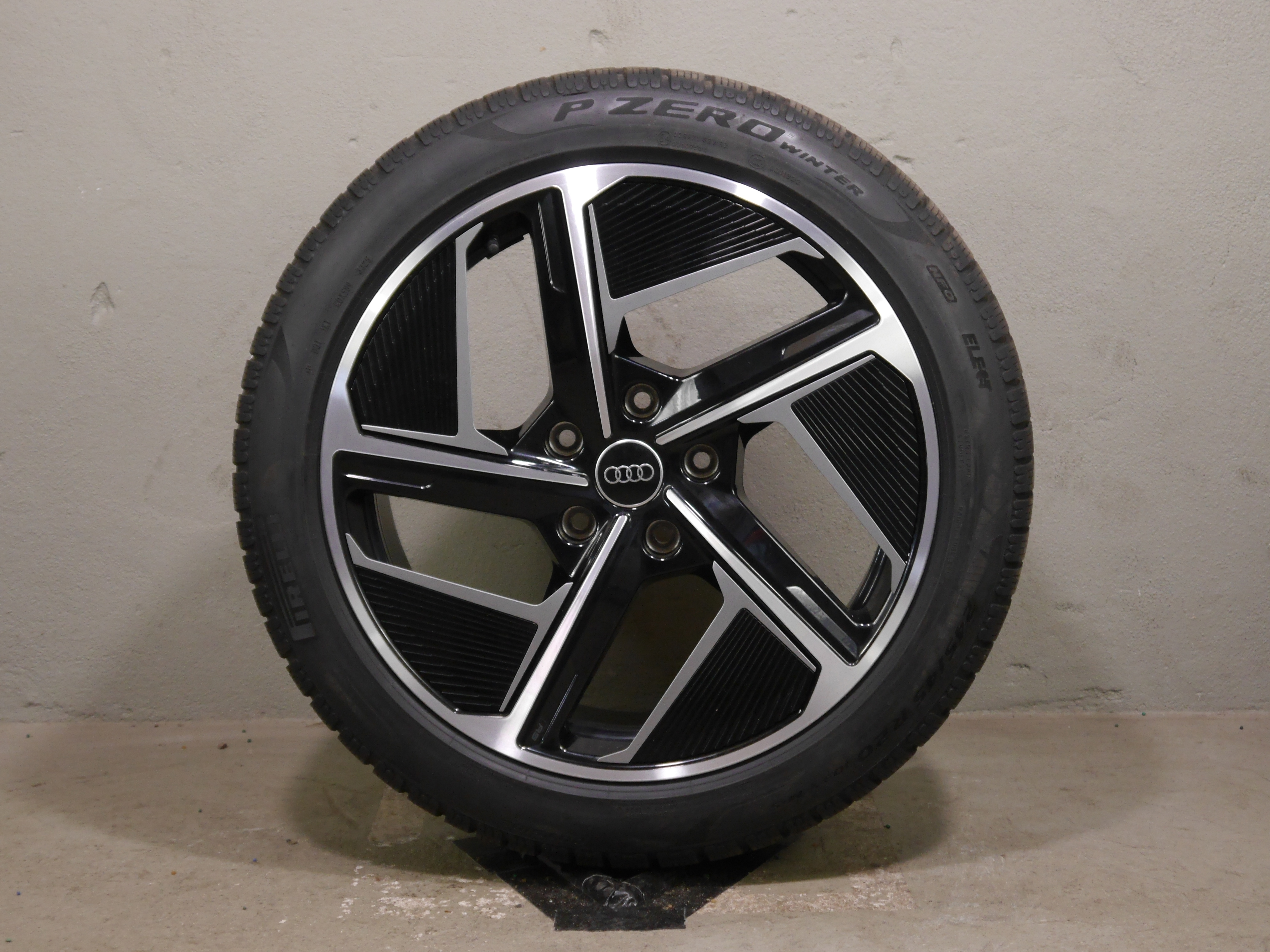 Audi RS e-tron GT Aluradsatz – Winter 245/45 R20 103V, 285/40 R20 108V (NF0,RDKS) 4J3601025F/H