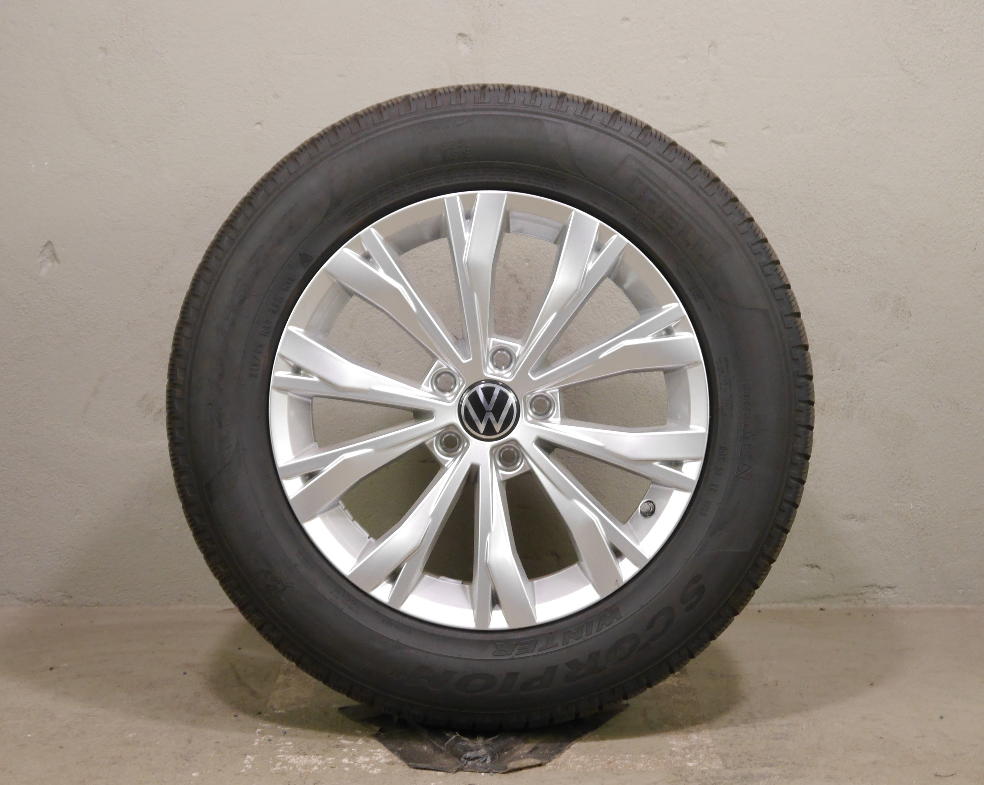 VW Tiguan Aluradsatz – Winter 215/65 R17 99H – 5NA601025 mit RDKS