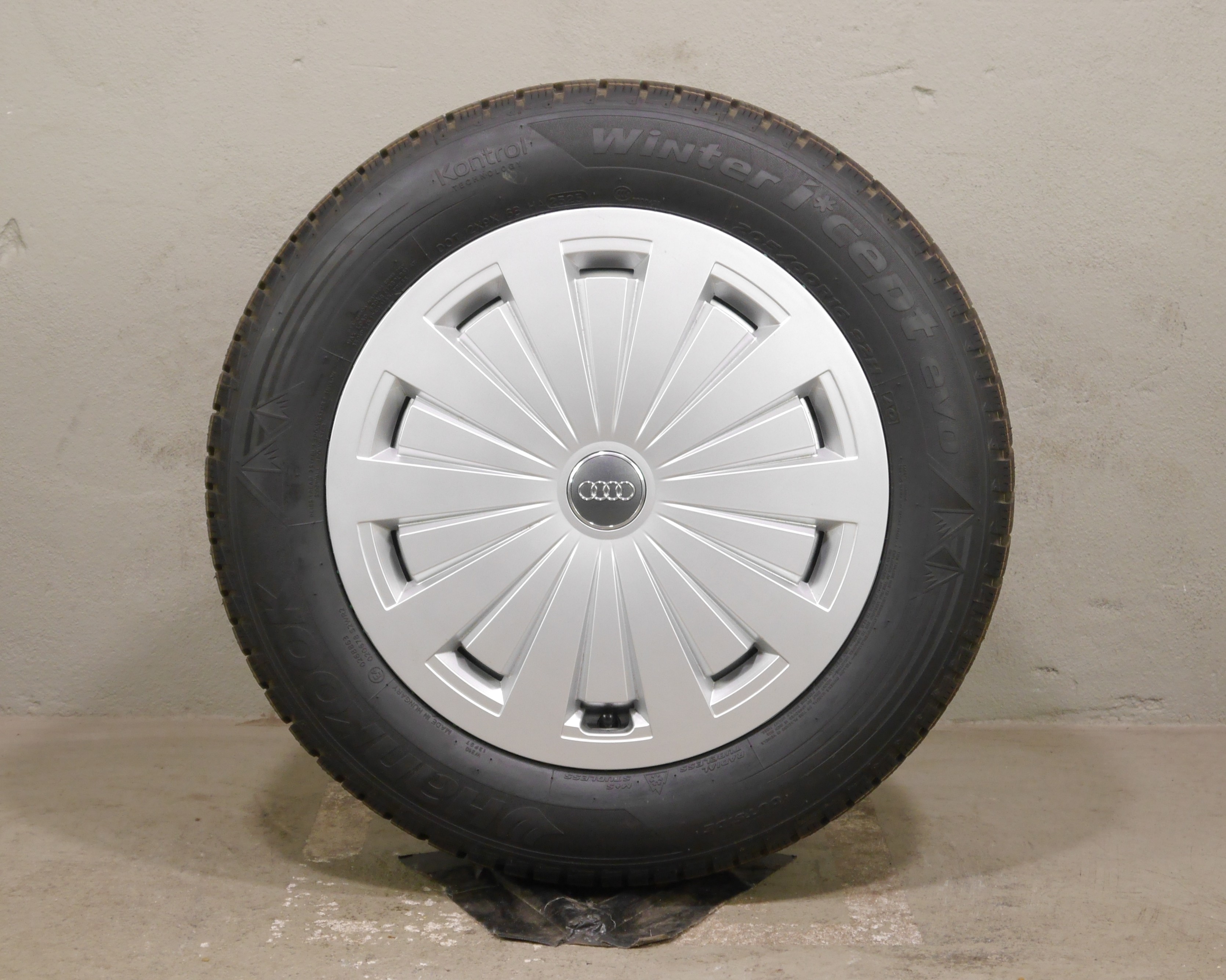 Audi A4 Avant Aluradsatz – Winter 205/60 R16 92H – 8W0601025-