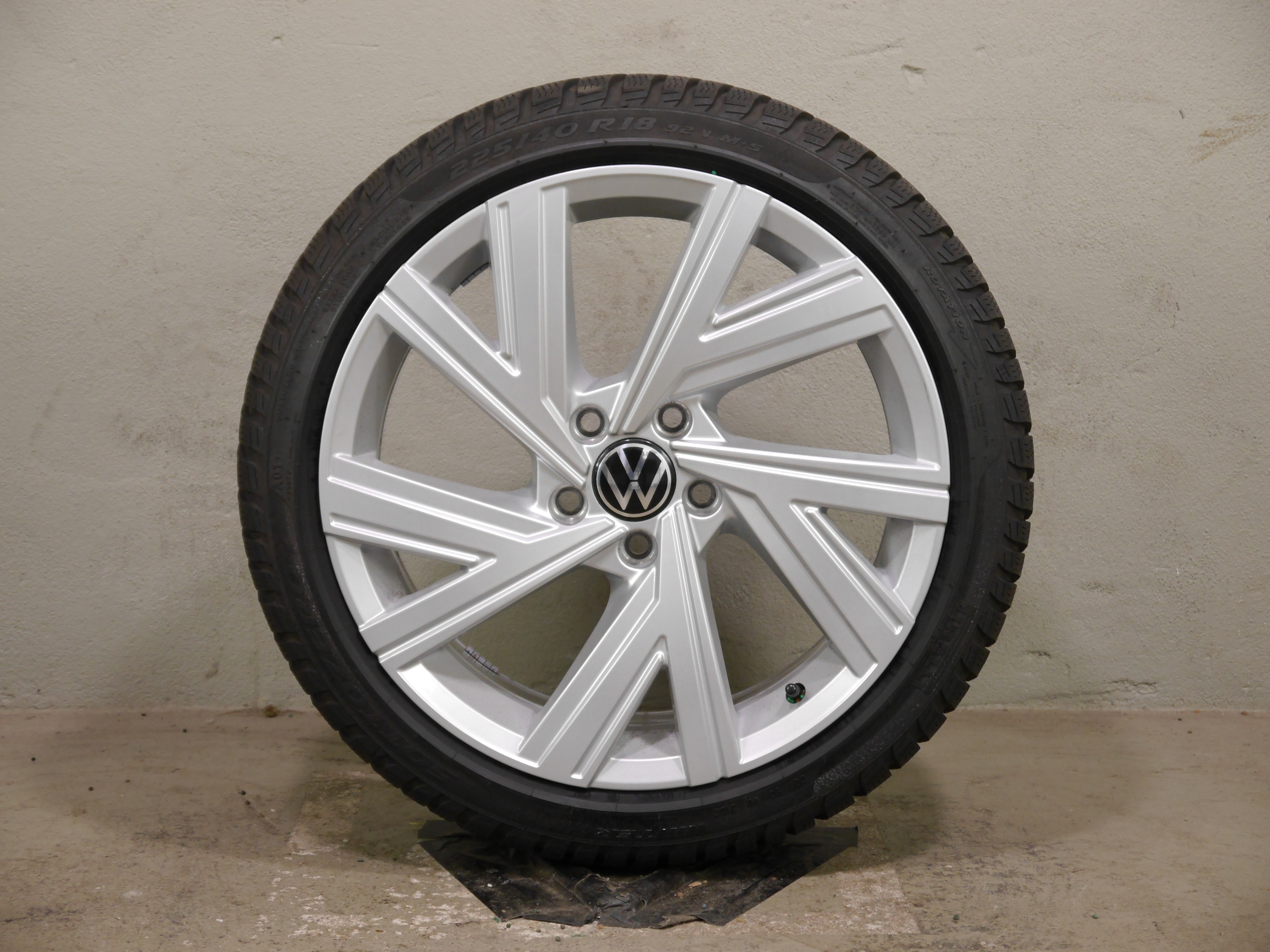 VW Golf CD Aluradsatz Winter 225/40 R18 92V 5H0601025M
