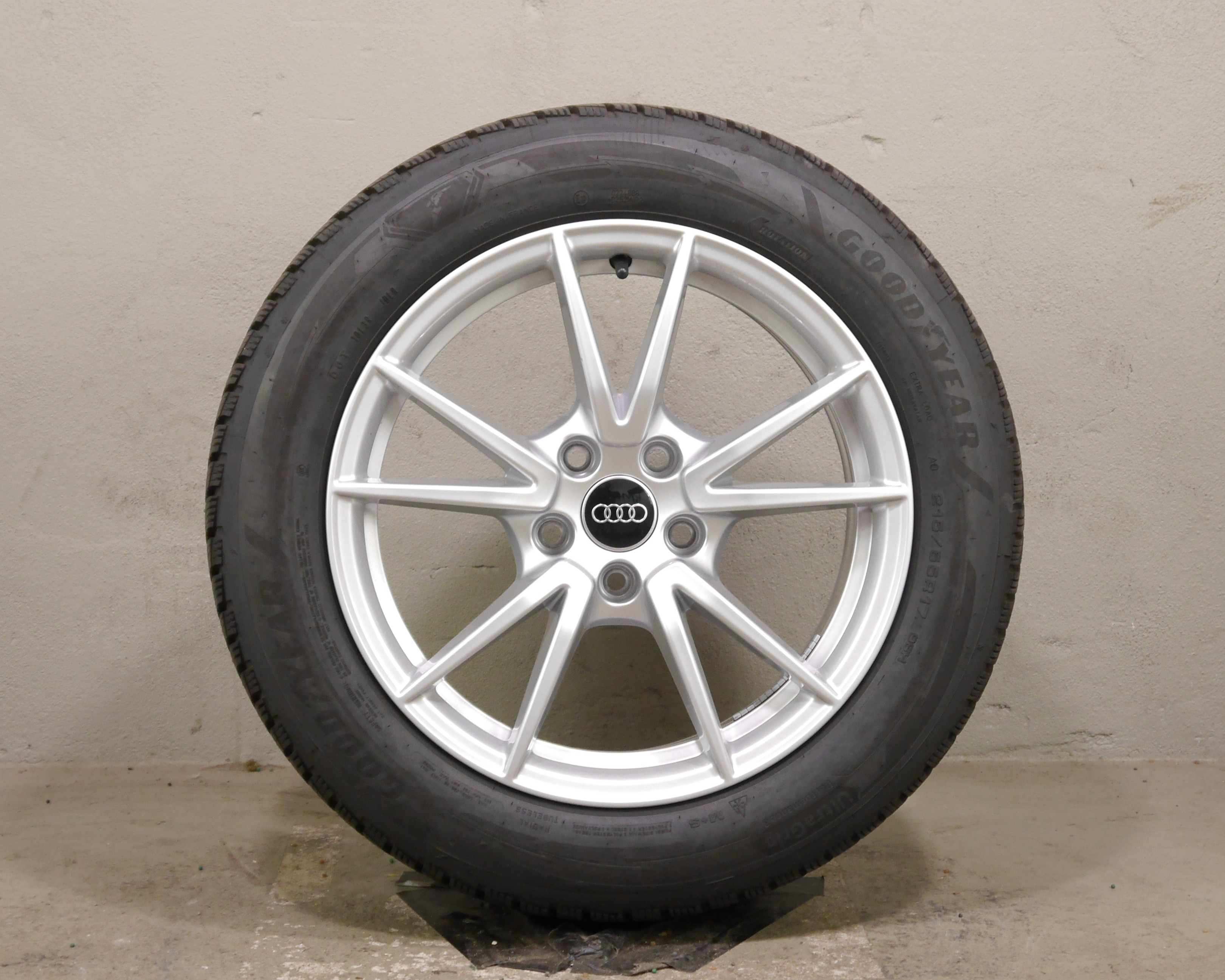Audi A5 Avant (FU) Aluradsatz – Winter 215/55 R17 98H (AO) – 8B3601025A
