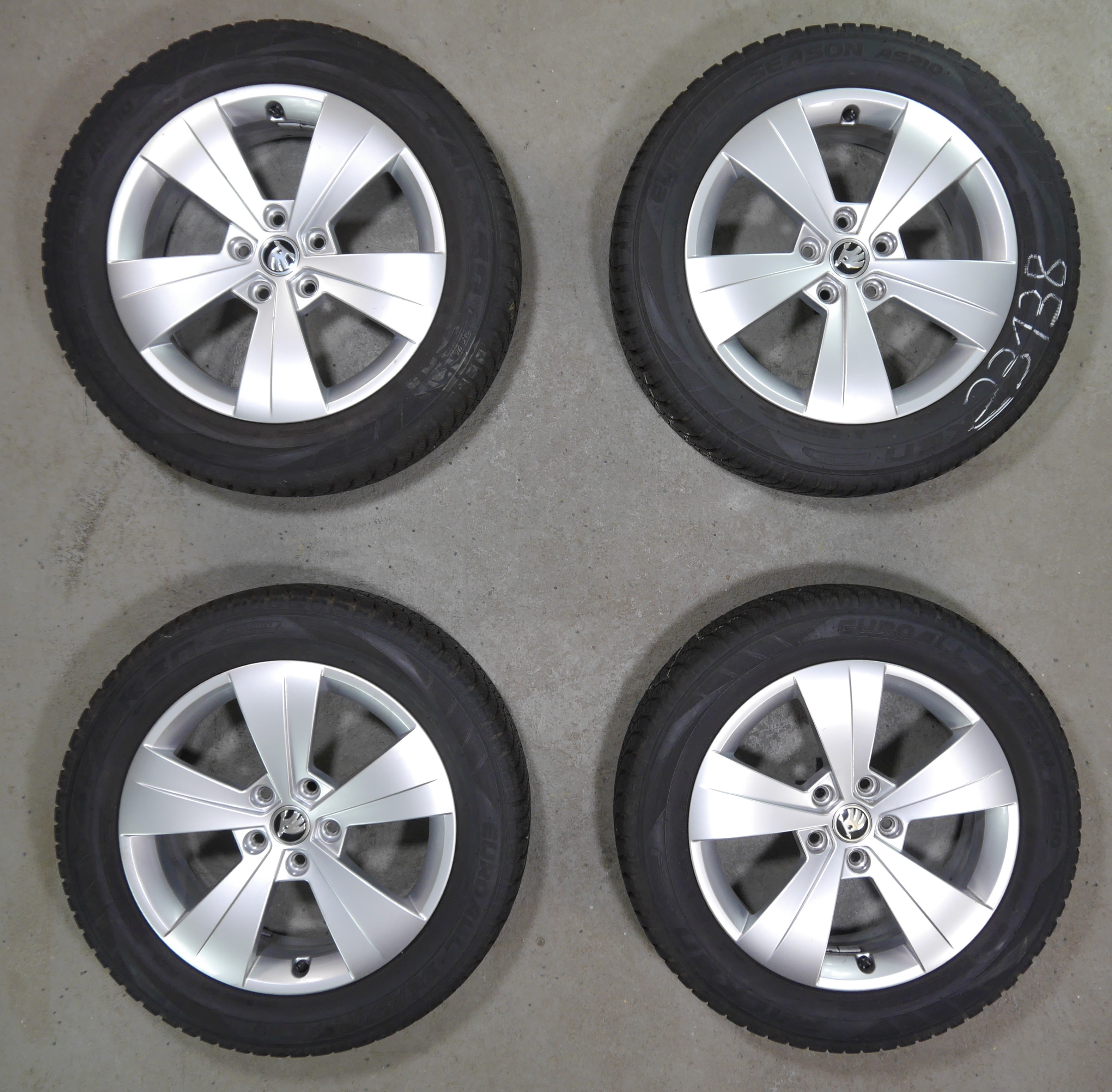 ŠKODA Superb Aluradsatz – Allwetter 215/55 R17 98V – 3V0601025A