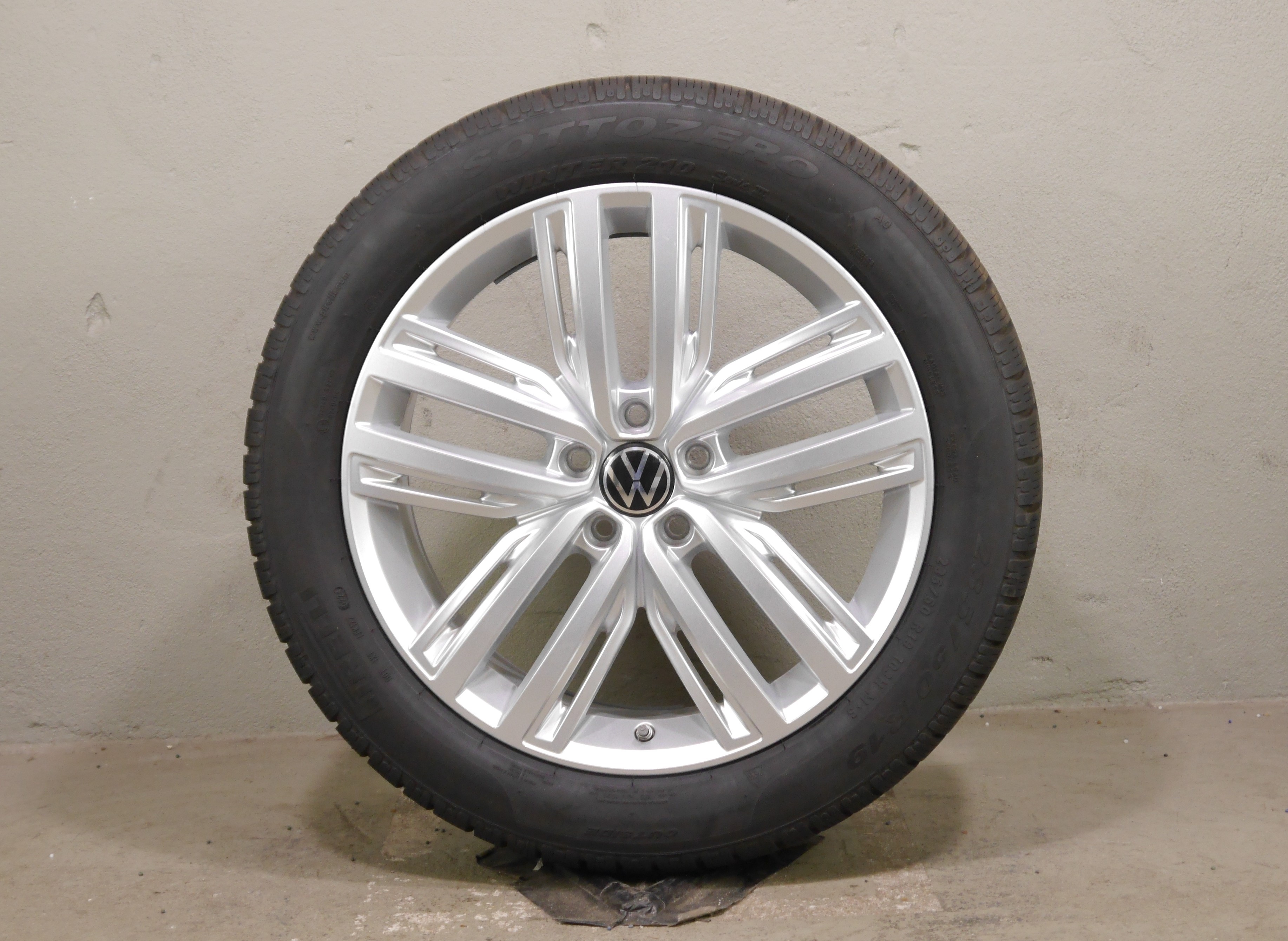 VW Tiguan (AX) Aluradsatz – Winter 235/50 R19 103H – 5NA601025F mit RDKS