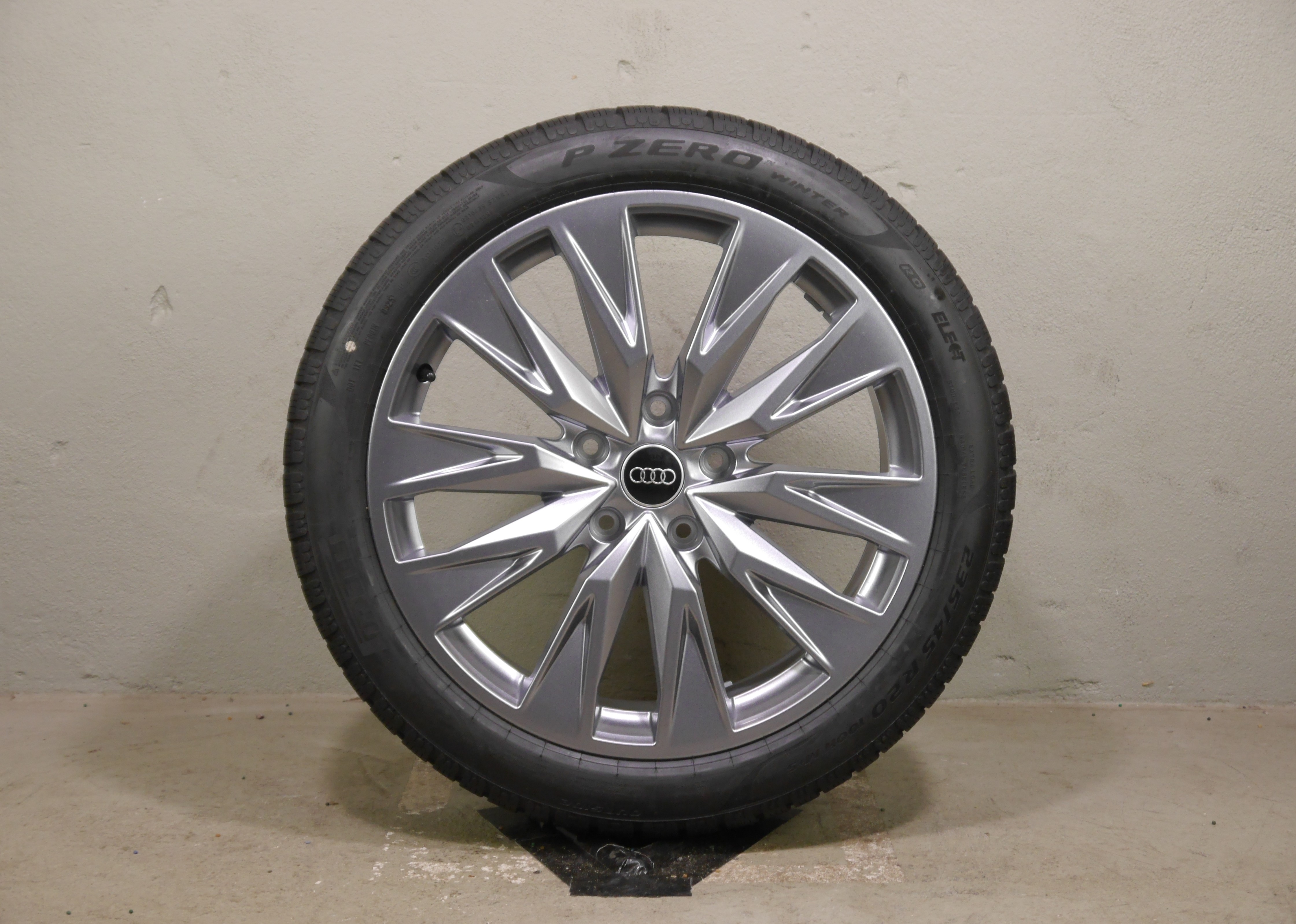 Audi A6 Avant e-tron GH Aluradsatz – Winter 235/45 R20 100H 265/40 R20 104H – 85E601025AR/AS