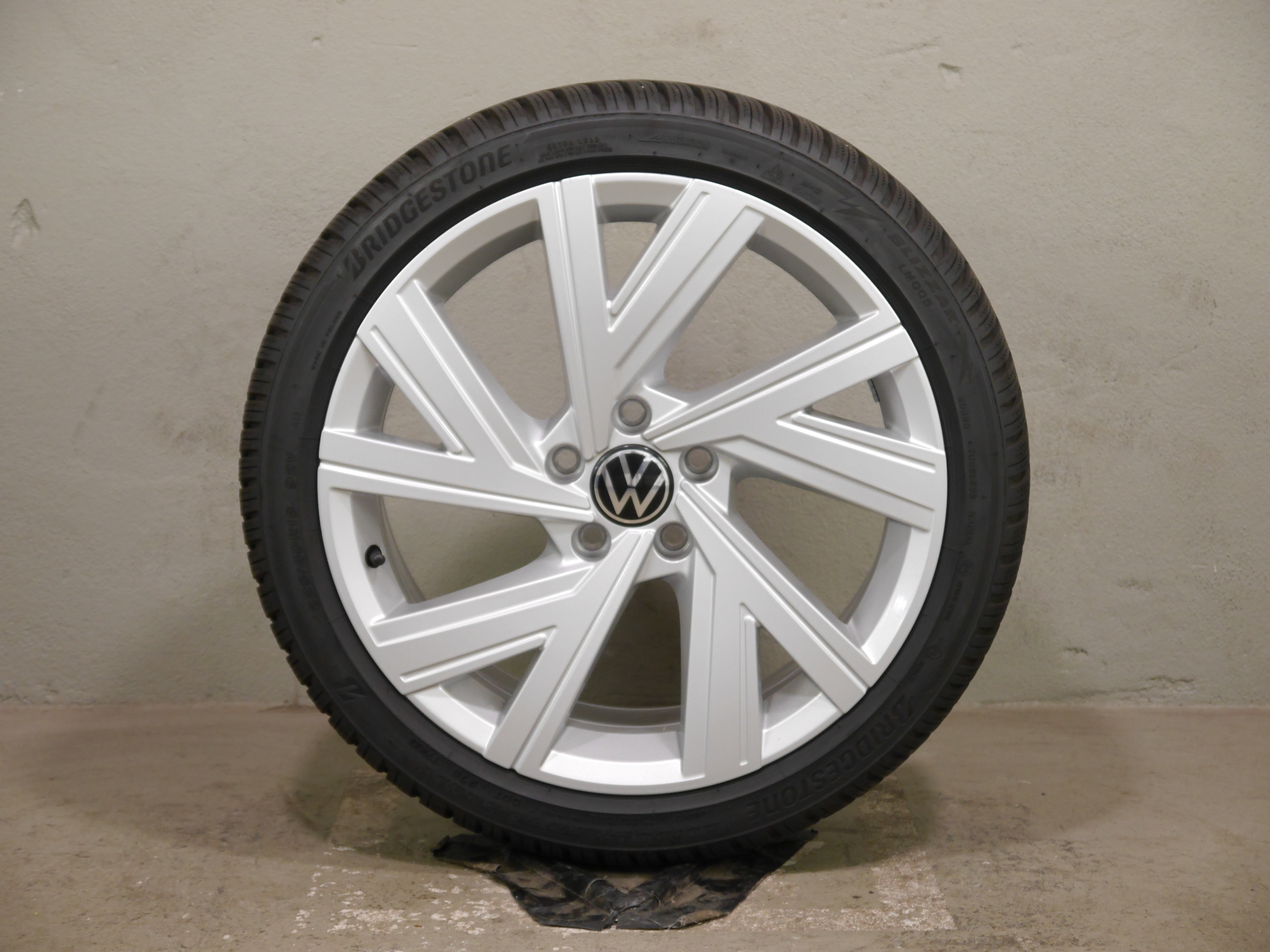 VW Golf Aluradsatz – Winter 225/40 R18 92V – 5H0601025M