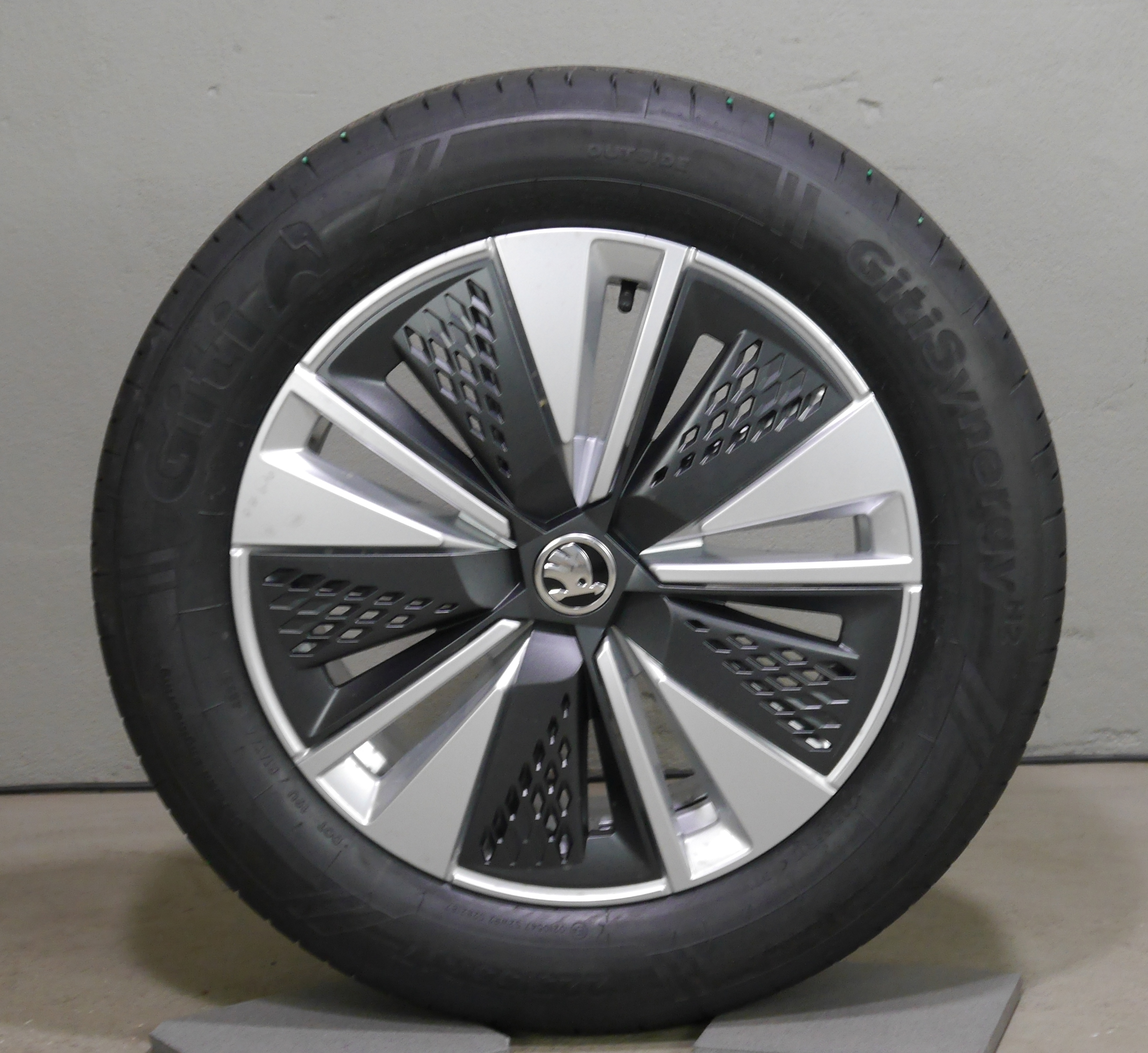 ŠKODA Karoq NU7 Aluradsatz – Sommer 225/55 R17 97V – 57A601025B