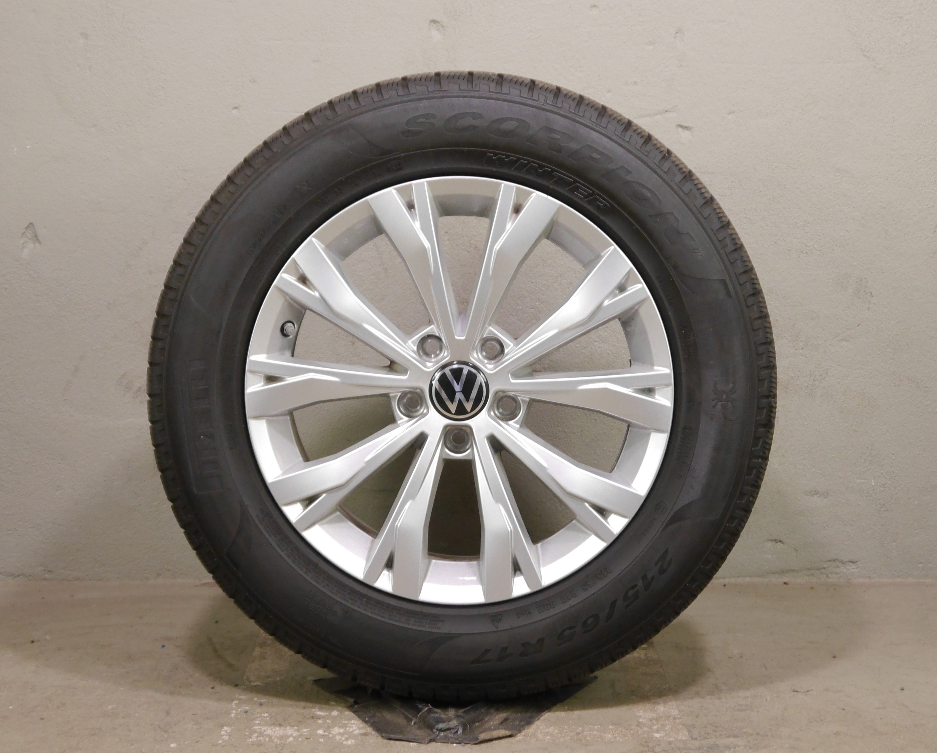 VW Tiguan Aluradsatz – Winter 215/65 R17 99H – 5NA601025 mit RDKS