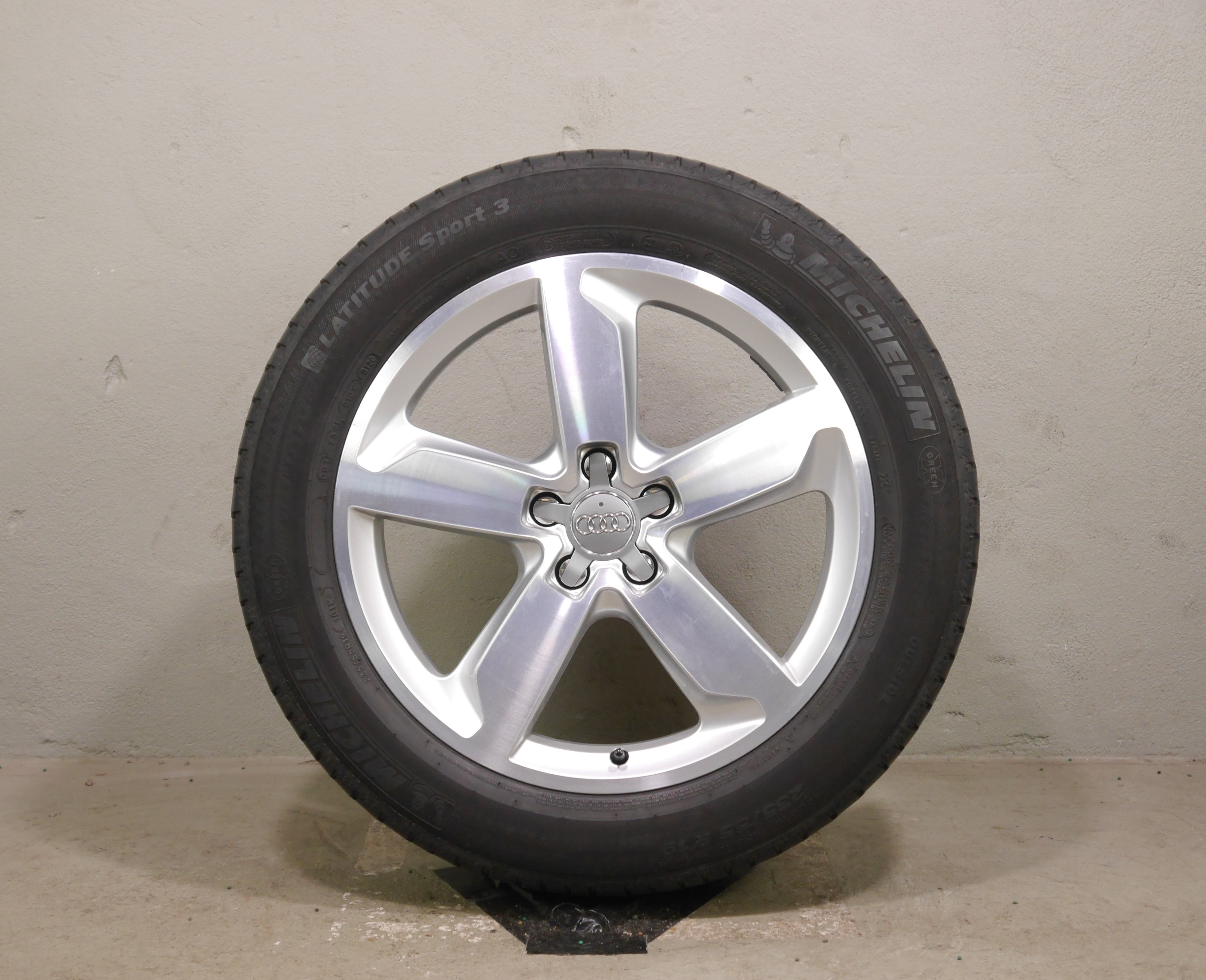 Audi Q5 Aluradsatz – Sommer 235/55 R19 101W (AO) – 80A601025J