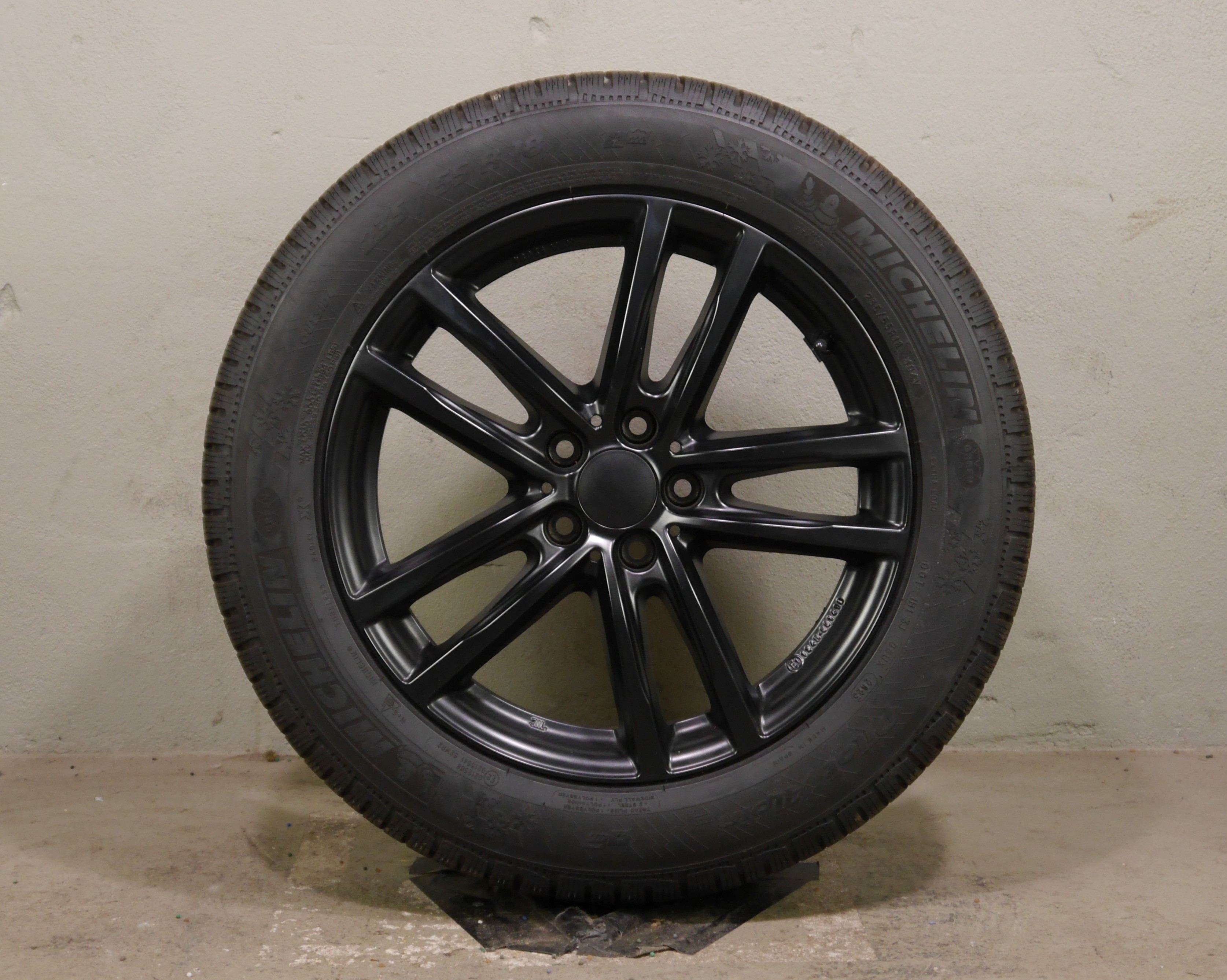Audi Q3 (F3) Aluradsatz – Winter 235/55 R18 104V – KBA52084