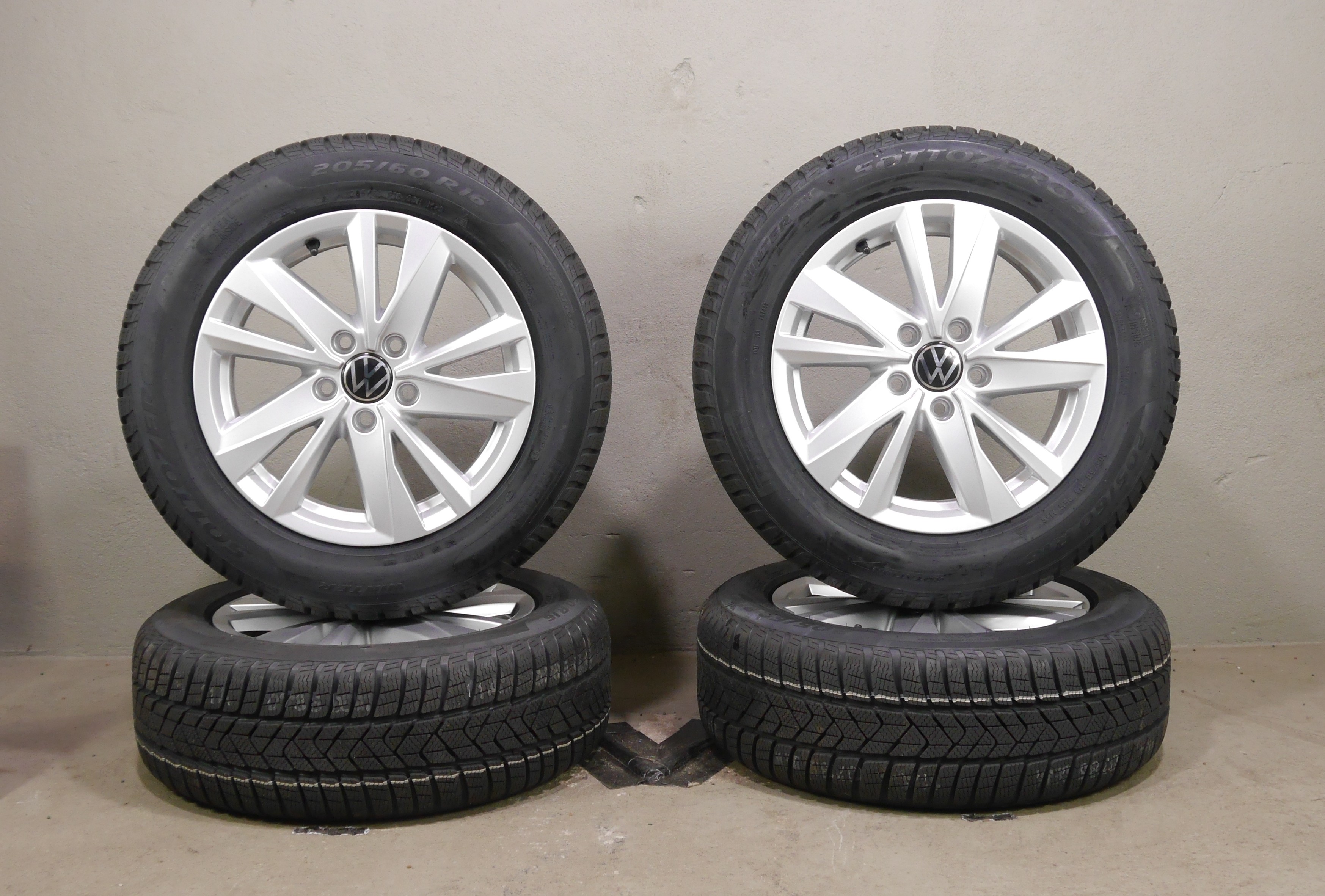Volkswagen Touran 5T Aluradsatz – Winter 205/60 R16 96H - 5TA601025Q  Seal