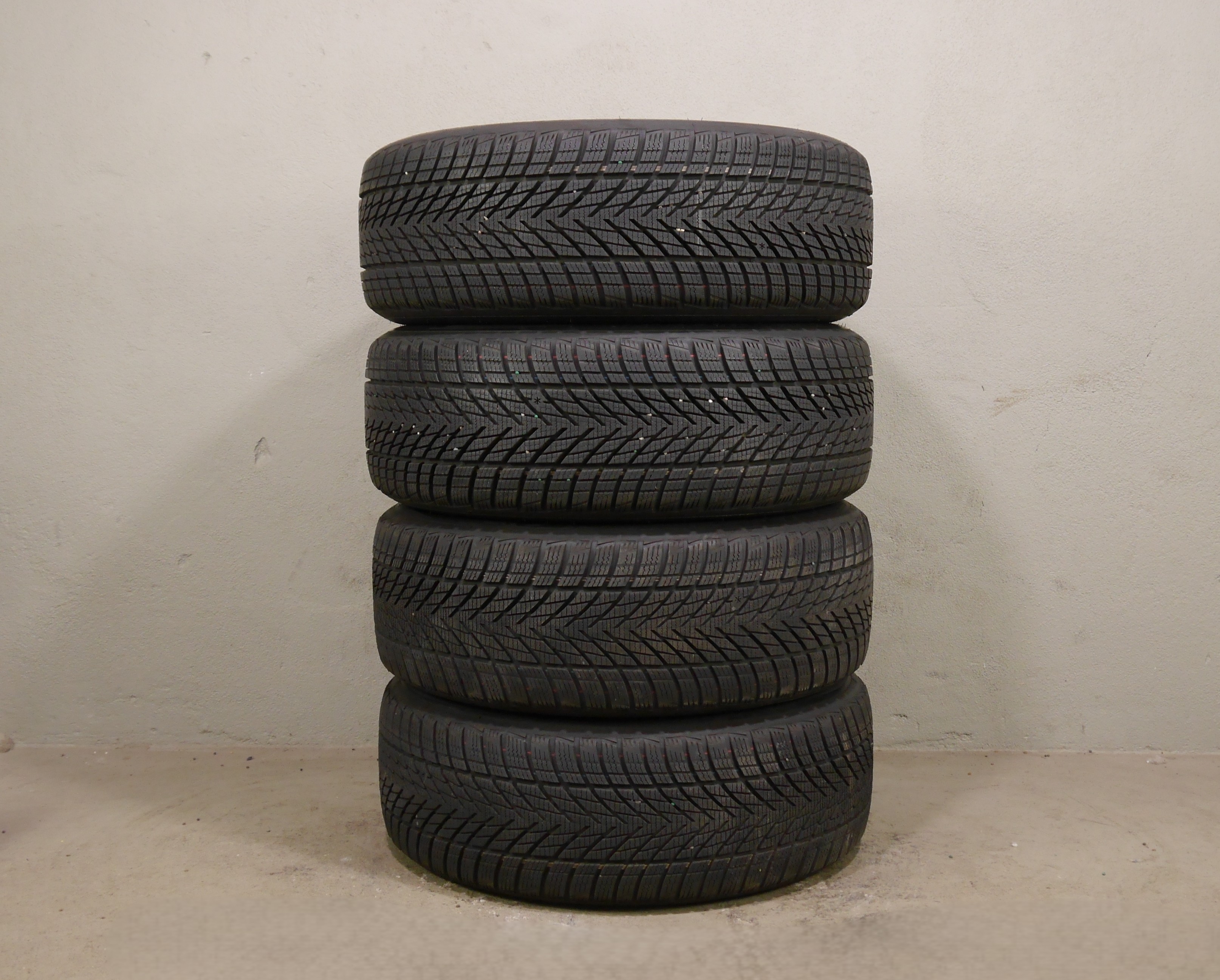 Audi A5 Avant (FU) Aluradsatz – Winter 215/55 R17 98H (AO) – 8B3601025A