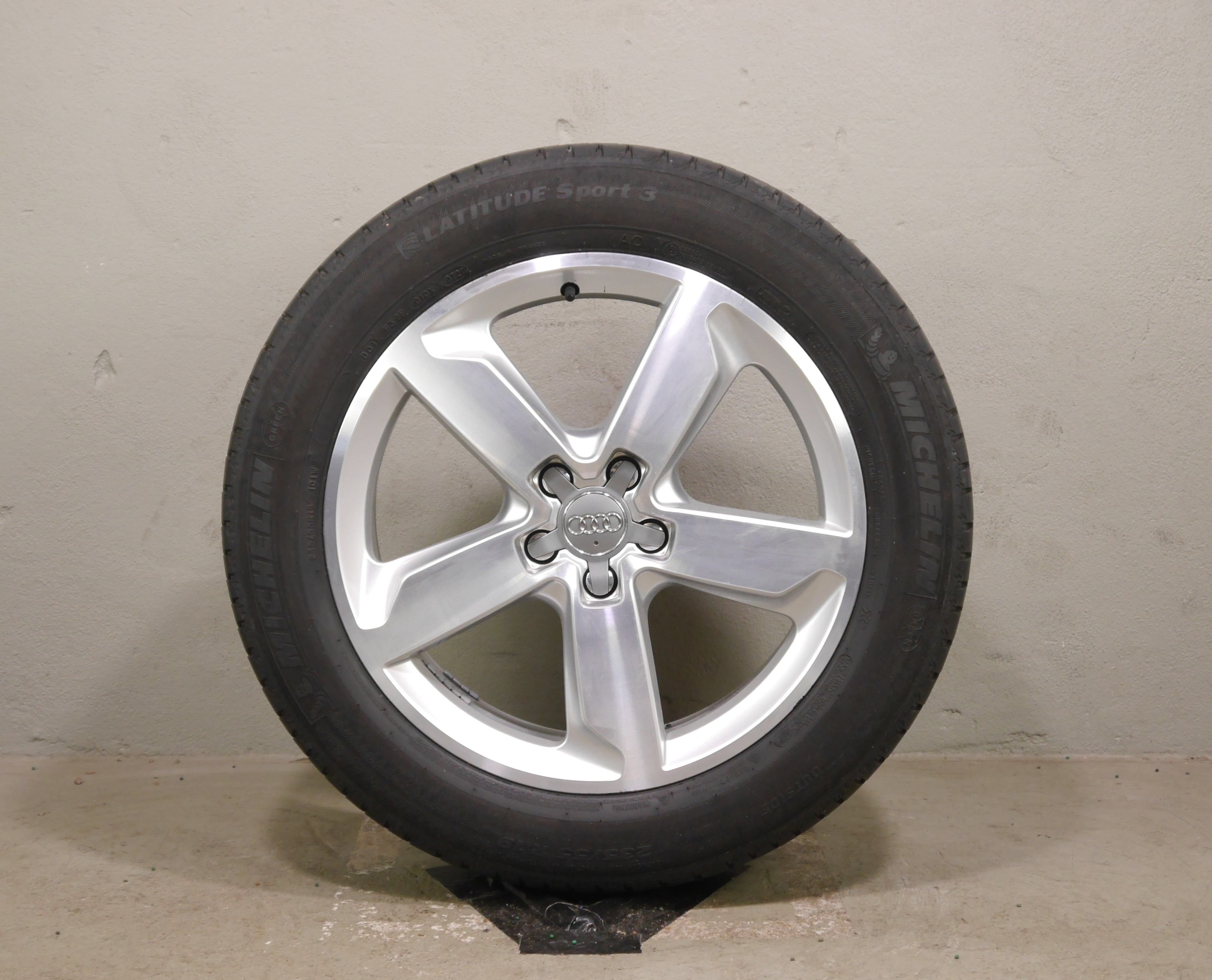 Audi Q5 Aluradsatz – Sommer 235/55 R19 101W (AO) – 80A601025J