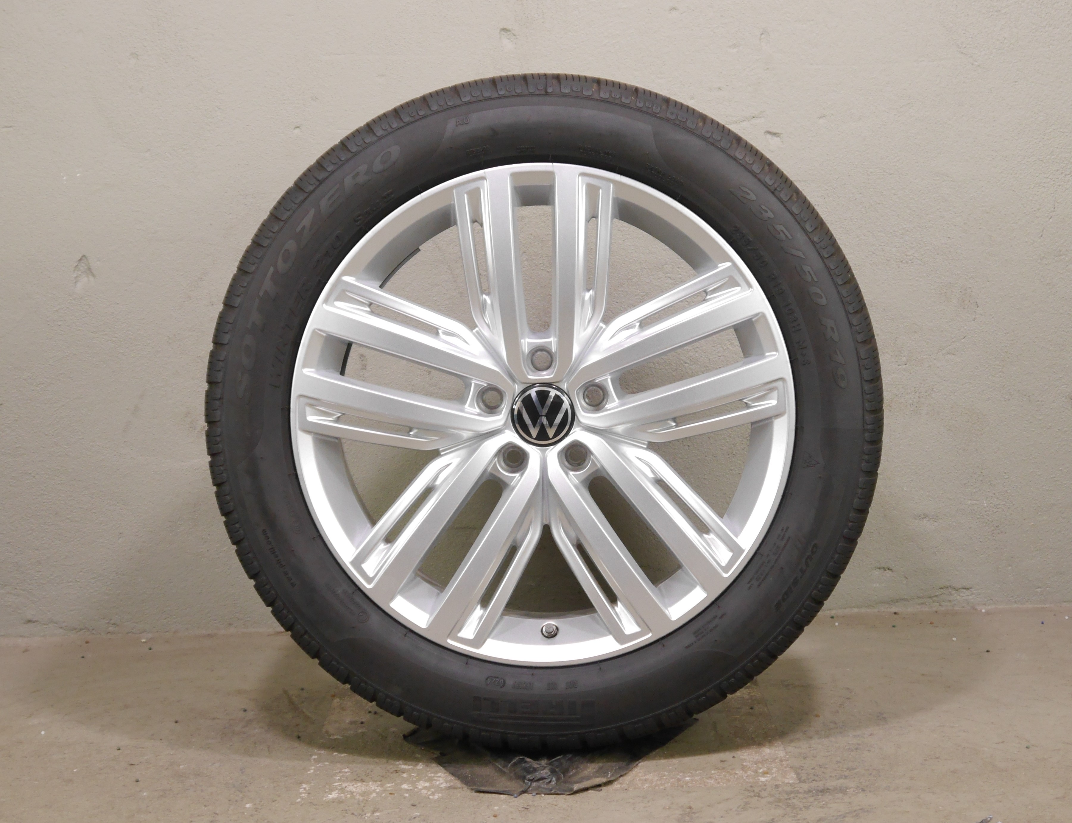 VW Tiguan (AX) Aluradsatz – Winter 235/50 R19 103H – 5NA601025F mit RDKS