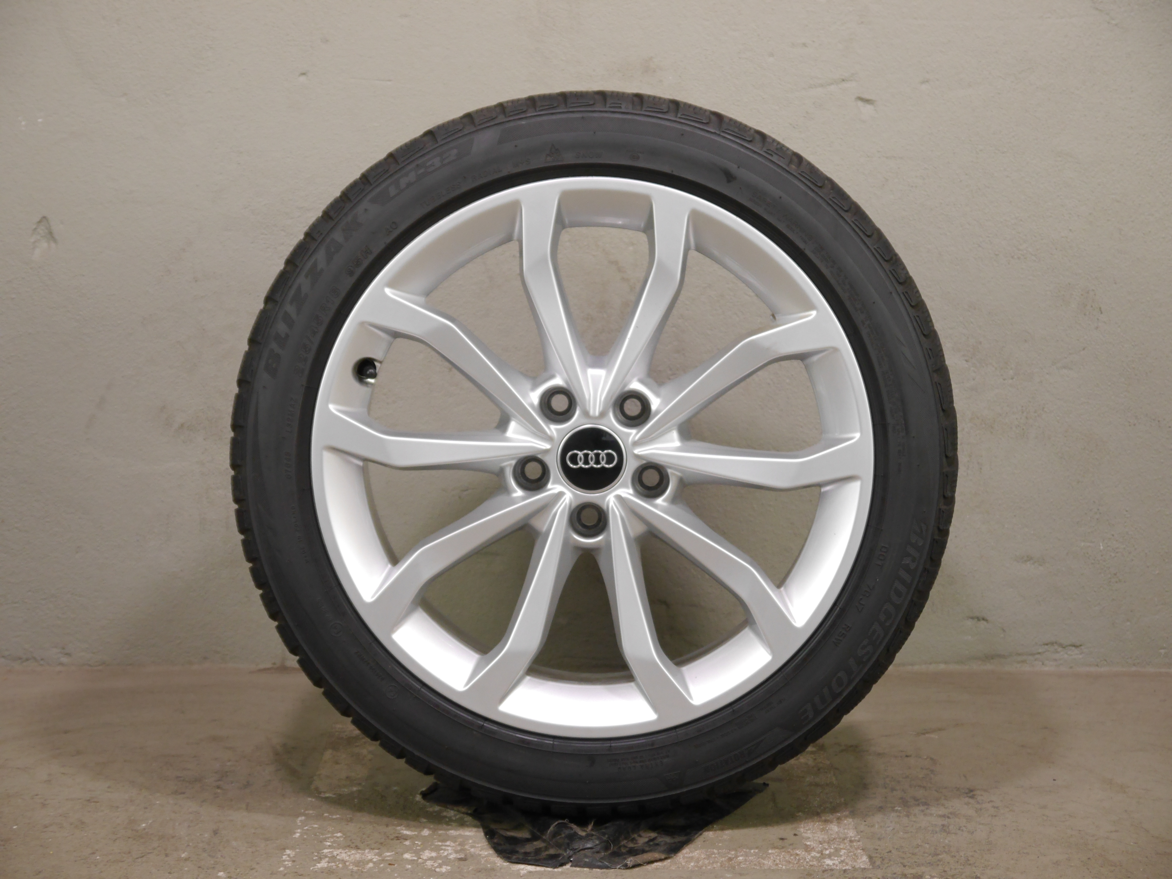 Audi A4 Aluradsatz – Winter 225/45 R18 95H – 8W0601025ED