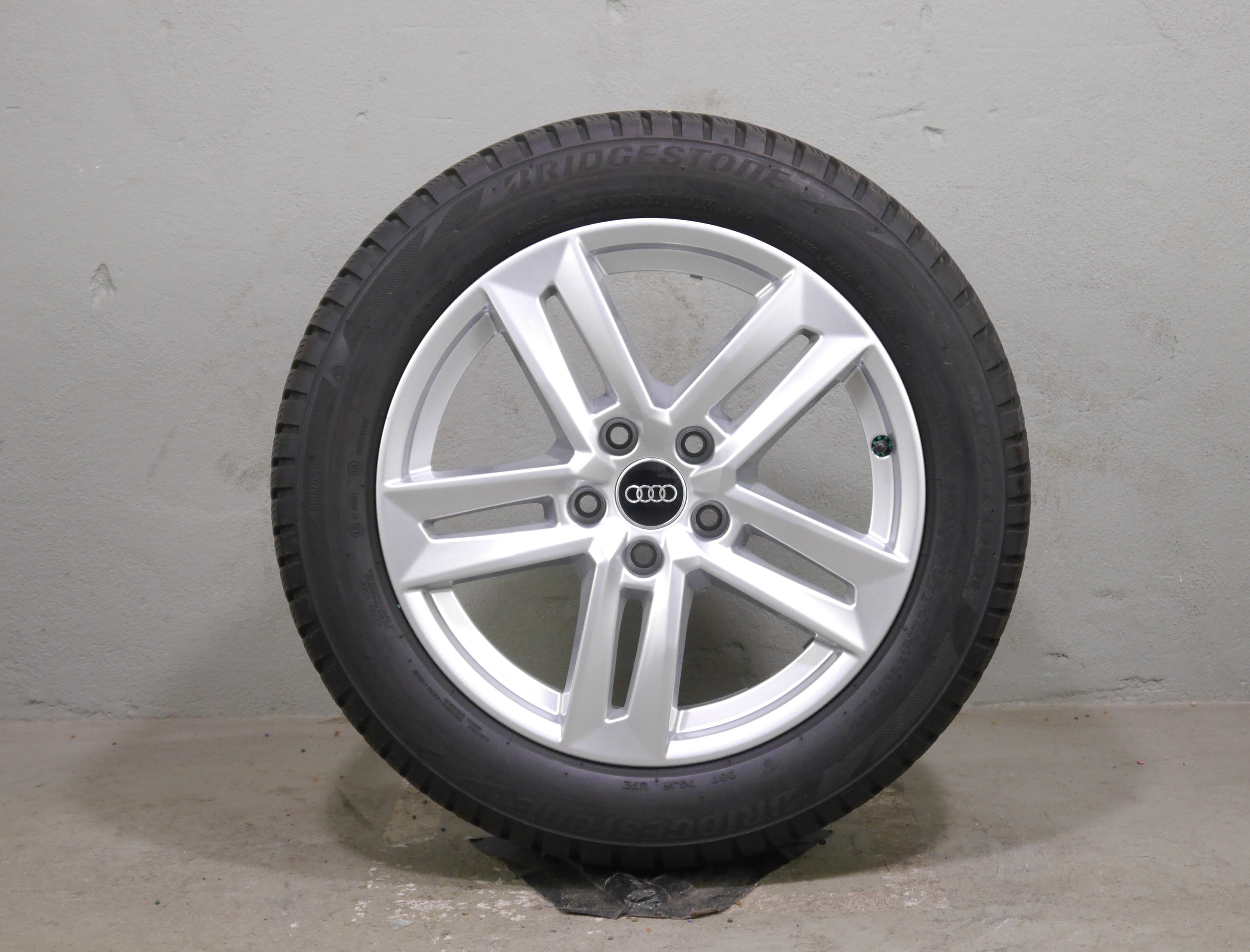 Audi A4 Limousine Aluradsatz – Winter 225/50 R17 98H (AO) – 8W0601025P